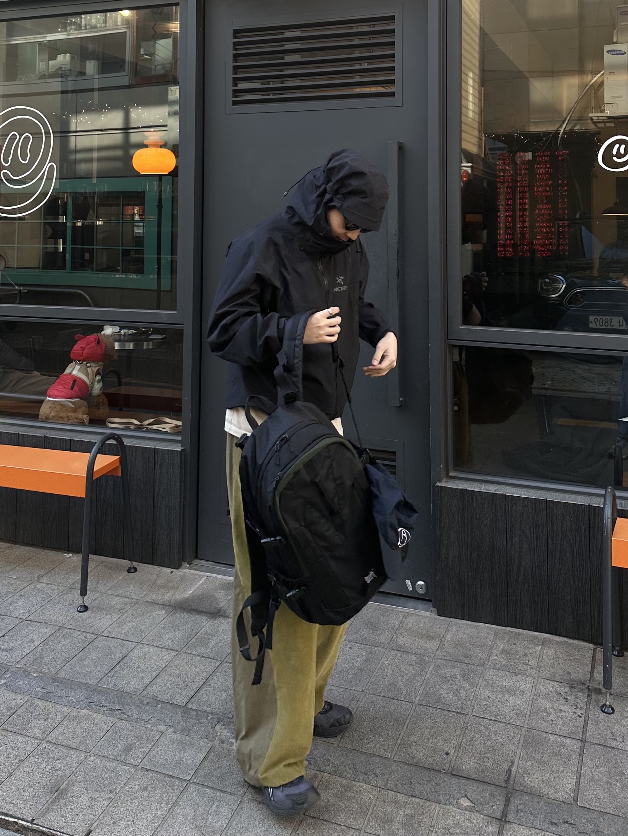 Asics UB2-S Gel-1130 Asphalt Pure Silver, Arc'teryx Beta SL Hybrid Jacket Black 착용 스타일 - 1