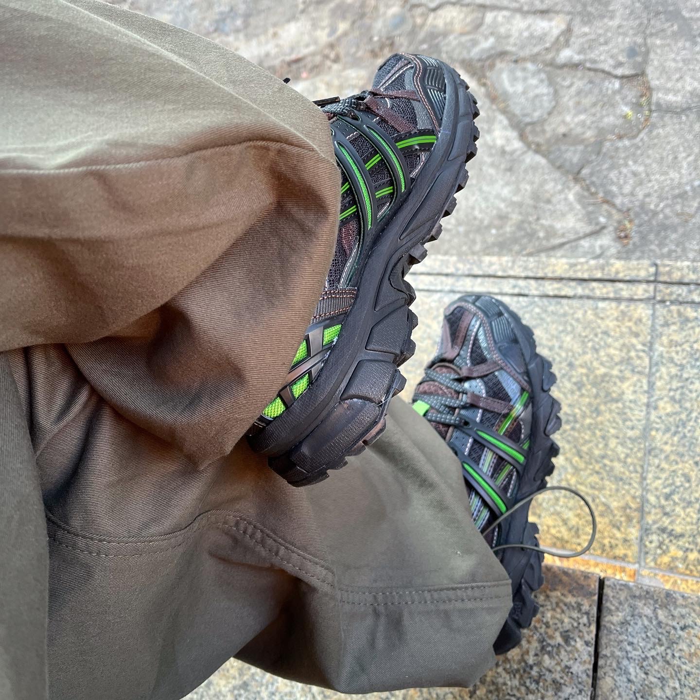 Asics x Andersson Bell Gel-Sonoma 15-50 Black Green, Arc'teryx Mantis 1 Waistpack Black 착용 스타일 - 3