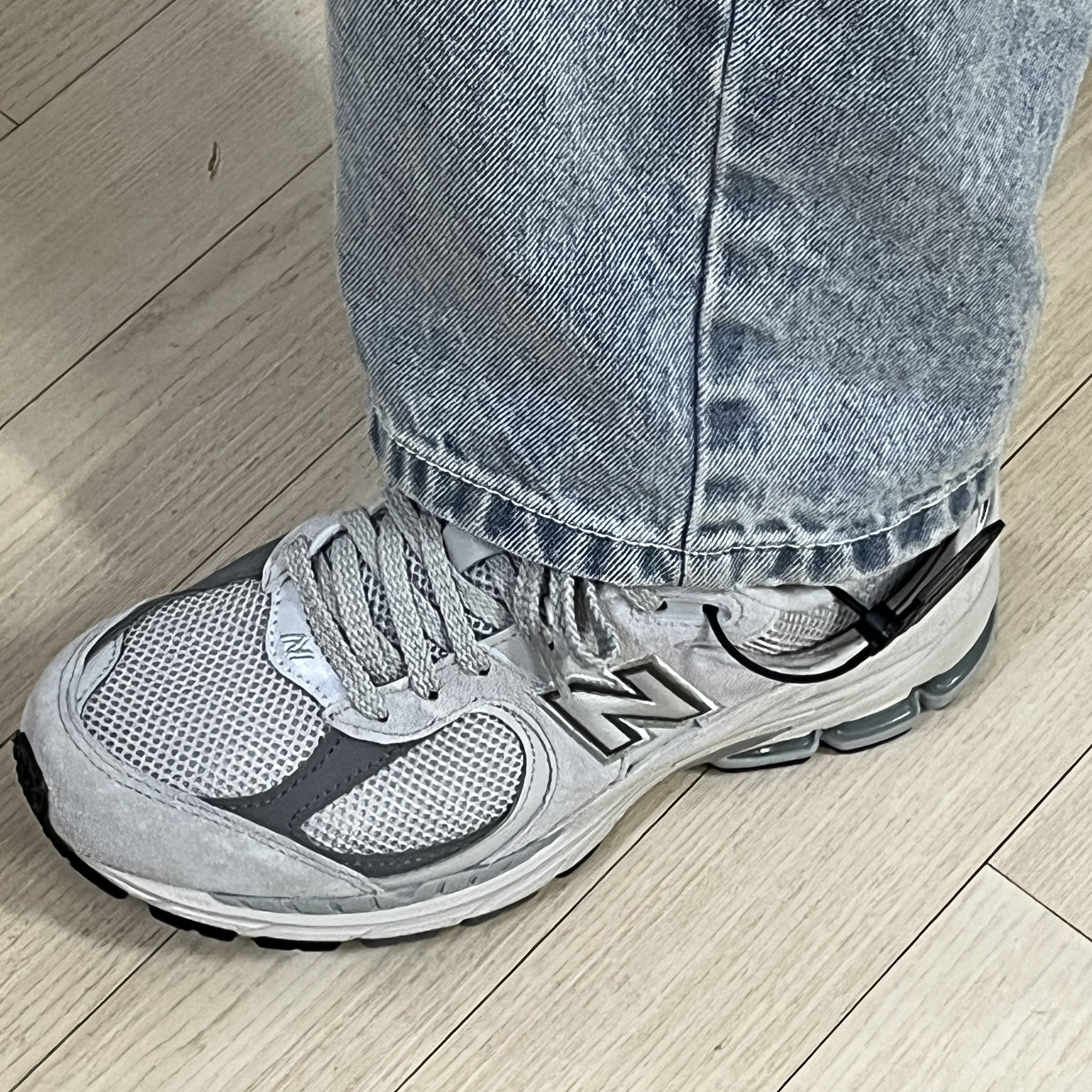 New Balance 2002R T2 Gray 착용 스타일