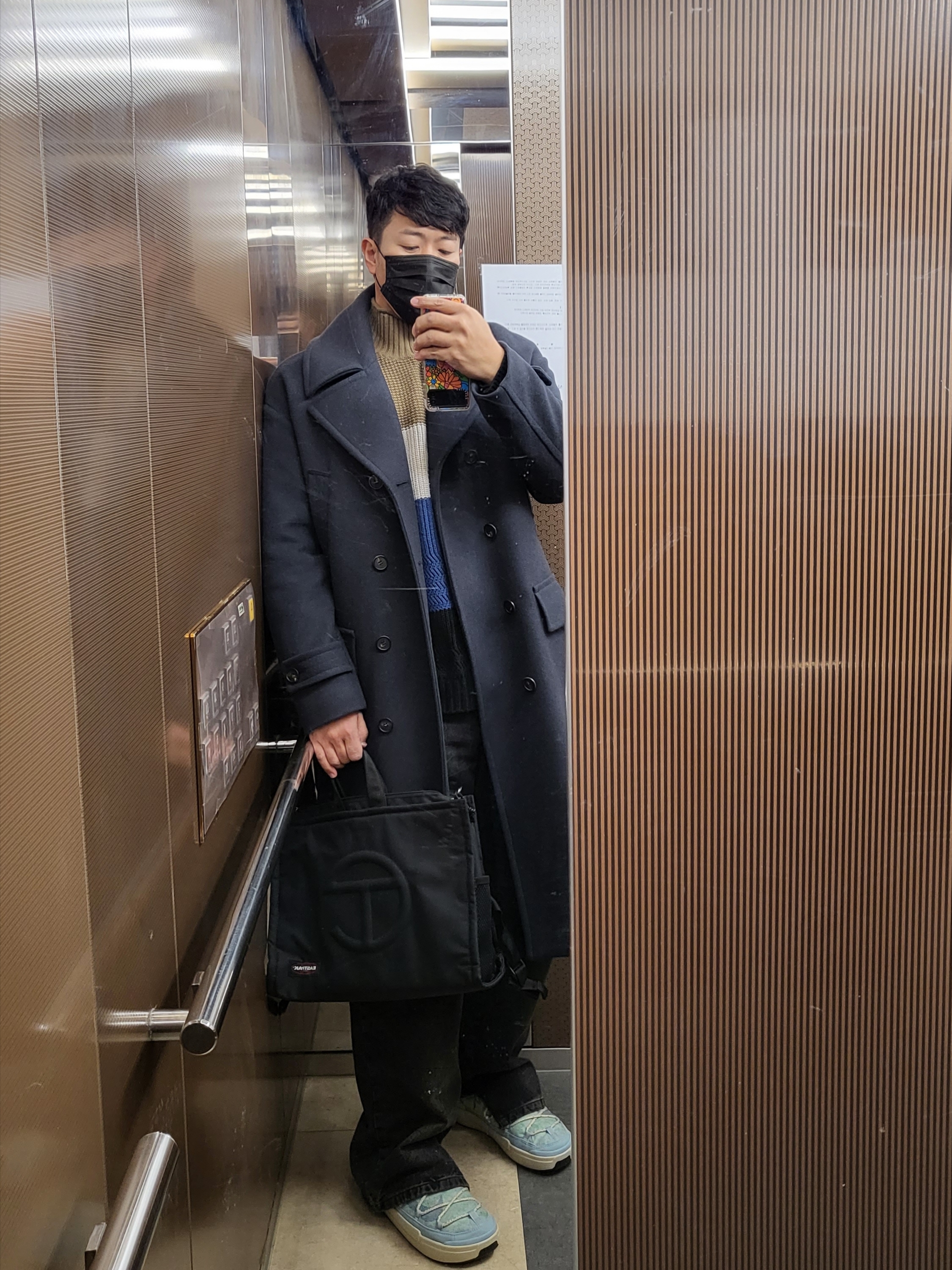Zara x Ader Error Slit Jeans Black, Telfar x Eastpak Medium Shopper Black 착용 스타일