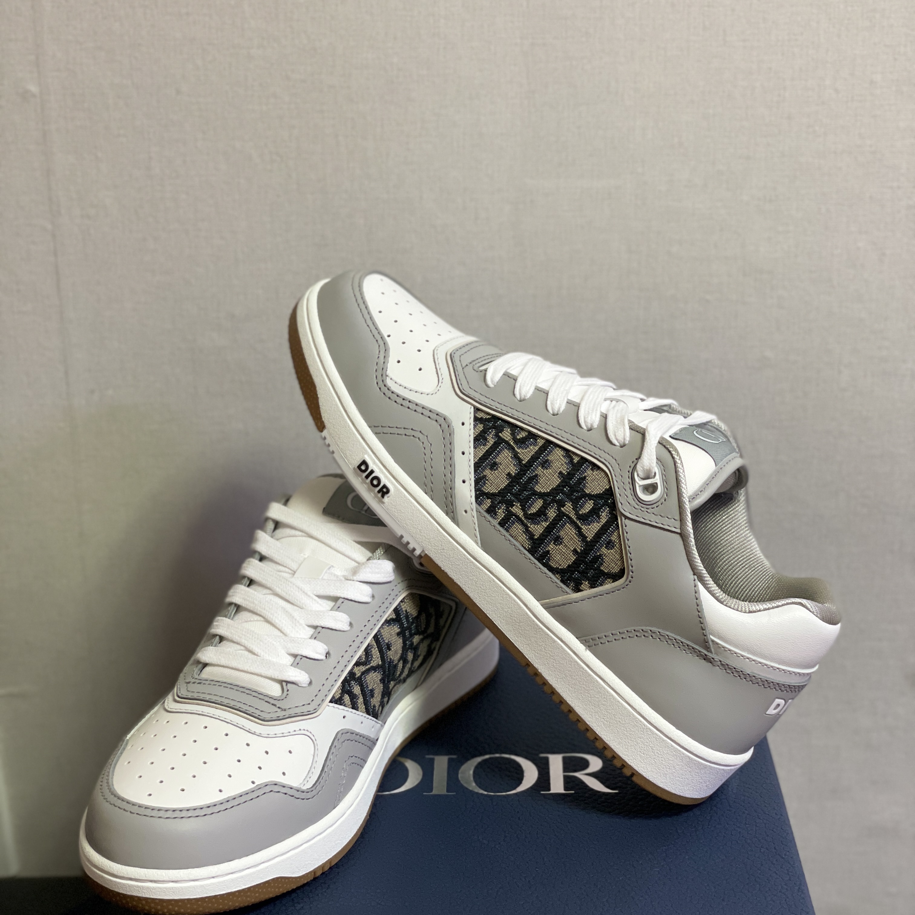 Dior B27 Low-Top Sneakers Gray 착용 스타일 - 3