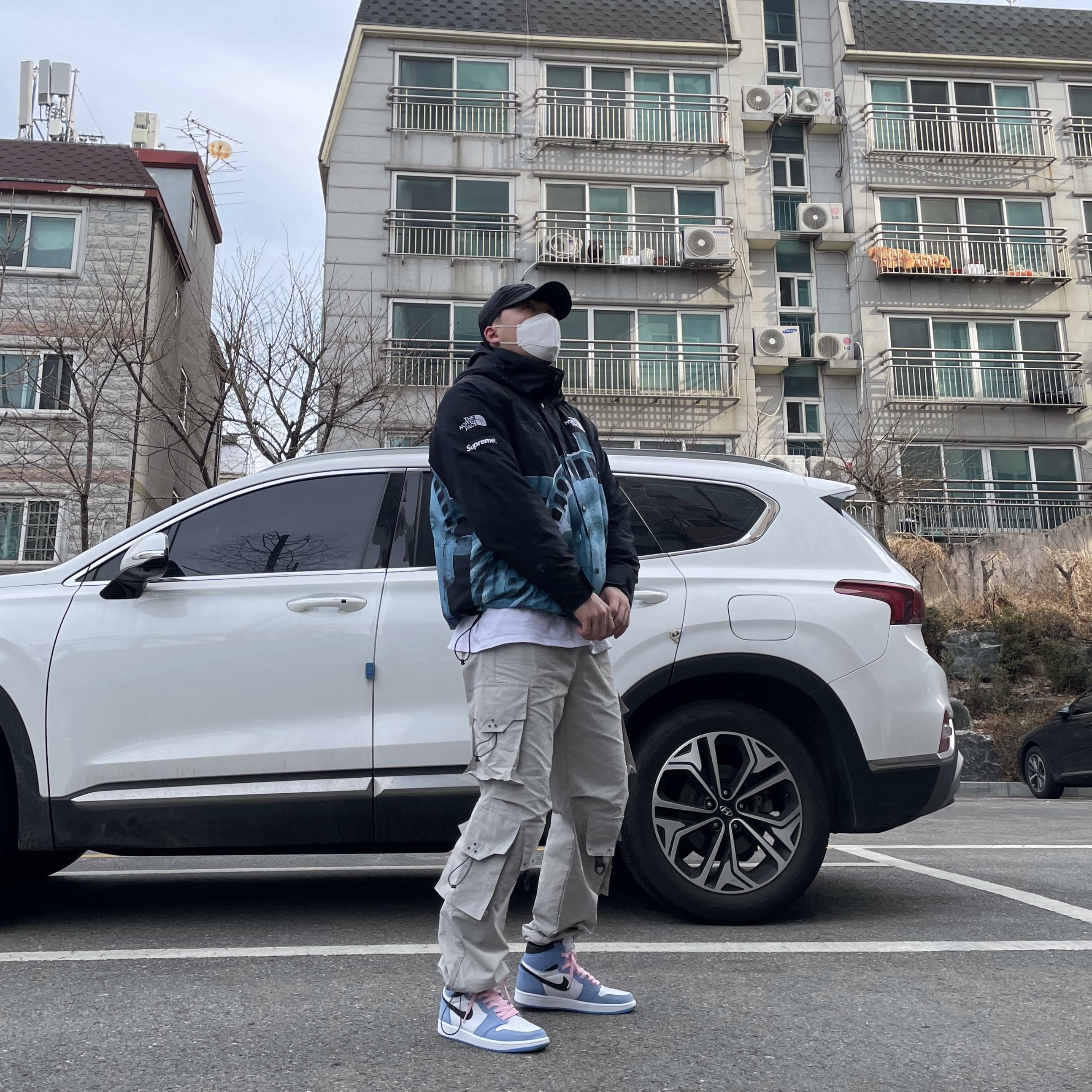 Supreme x The North Face Statue of Liberty Mountain Jacket Black - 19FW, Jordan 1 Retro High OG University Blue 착용 스타일 - 2