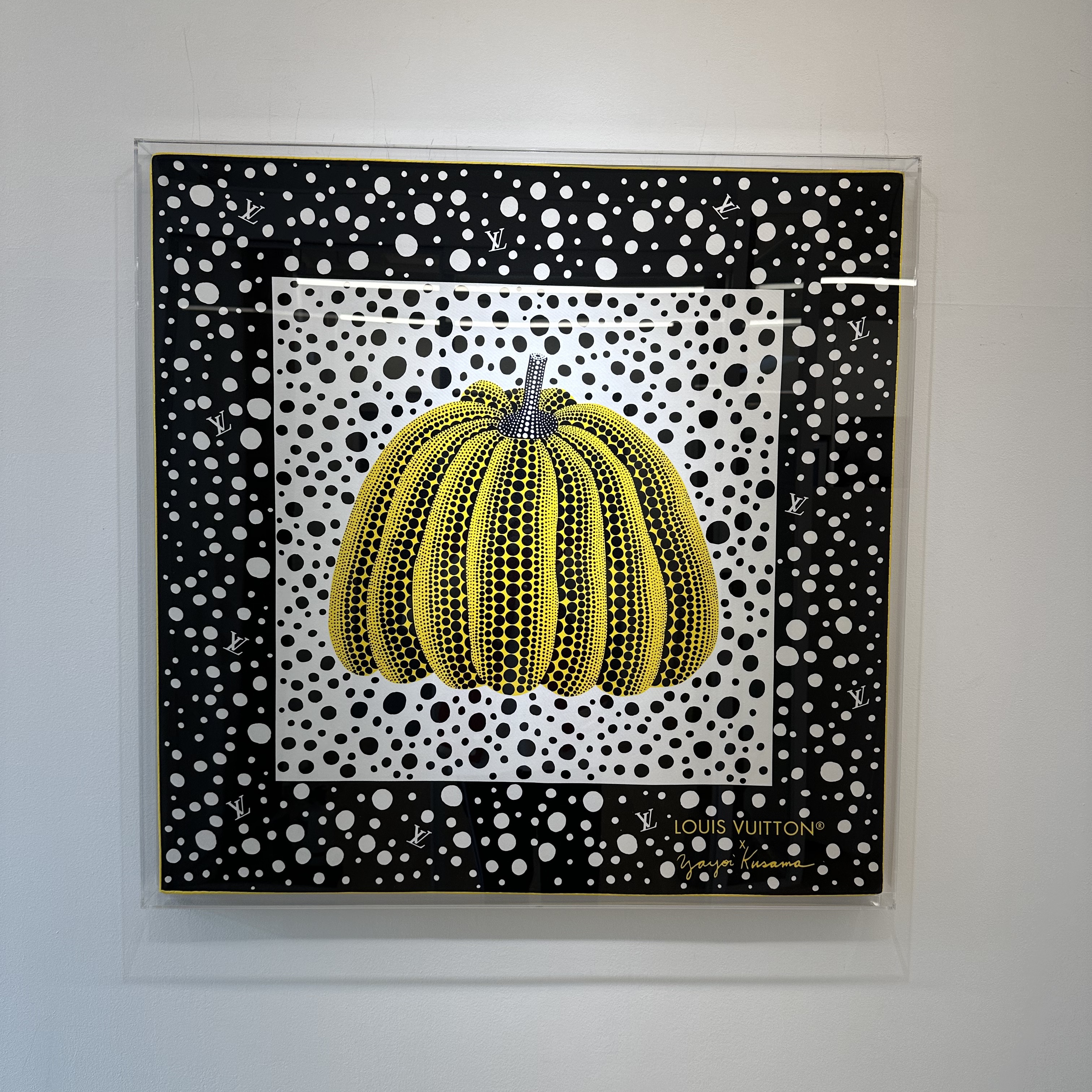 (W) Louis Vuitton x YK Infinity Dots Square 90 Yellow Black 착용 스타일