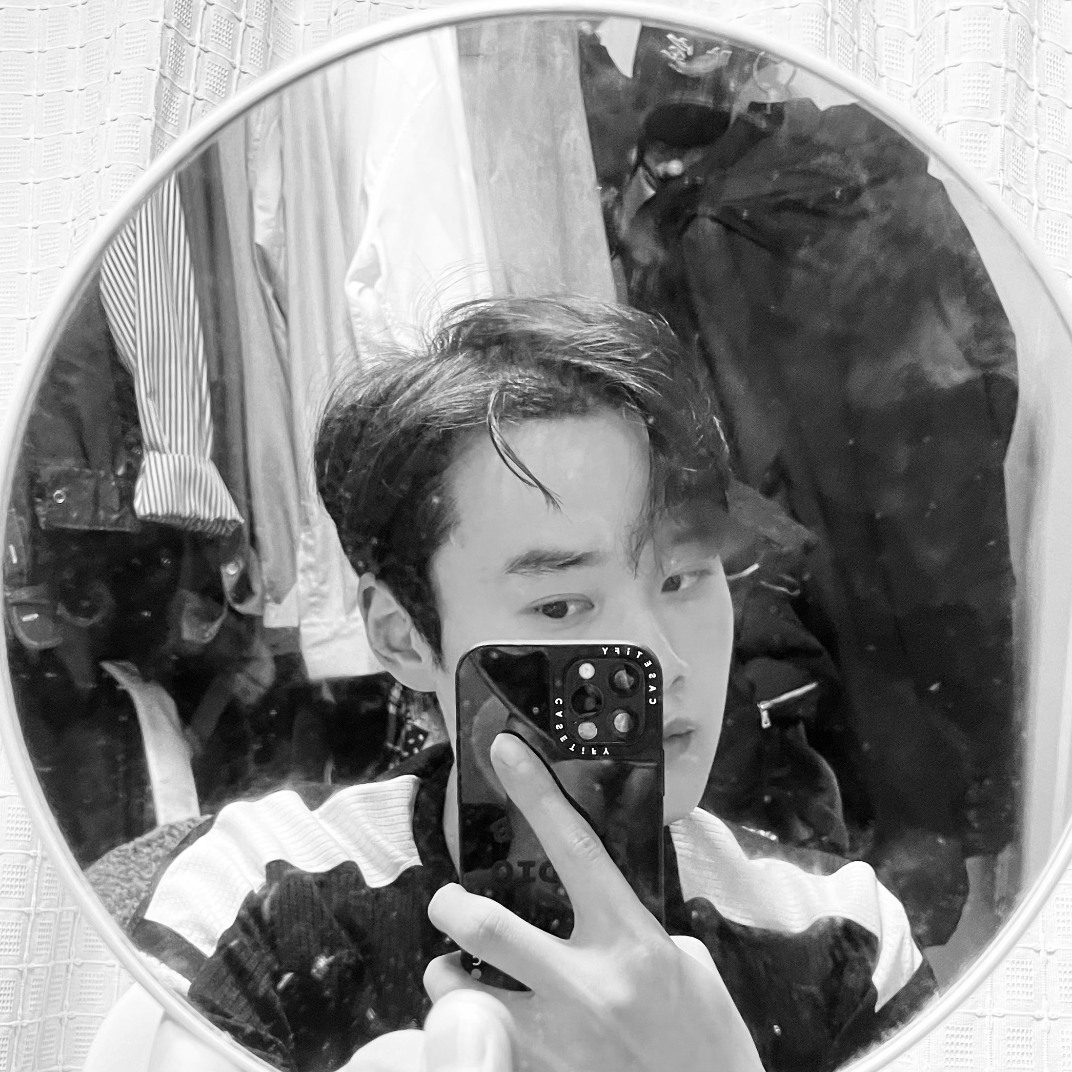 Casetify x IAB Studio iPhone Black Logo MagSafe Mirror Case Black 착용 스타일