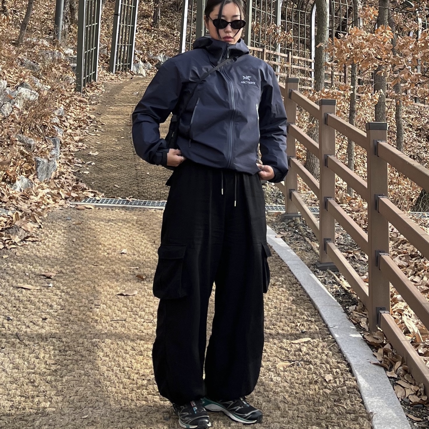 Arc'teryx Beta Jacket Black Sapphire, Arc'teryx Grotto Toque Habitat White Light 착용 스타일 - 3