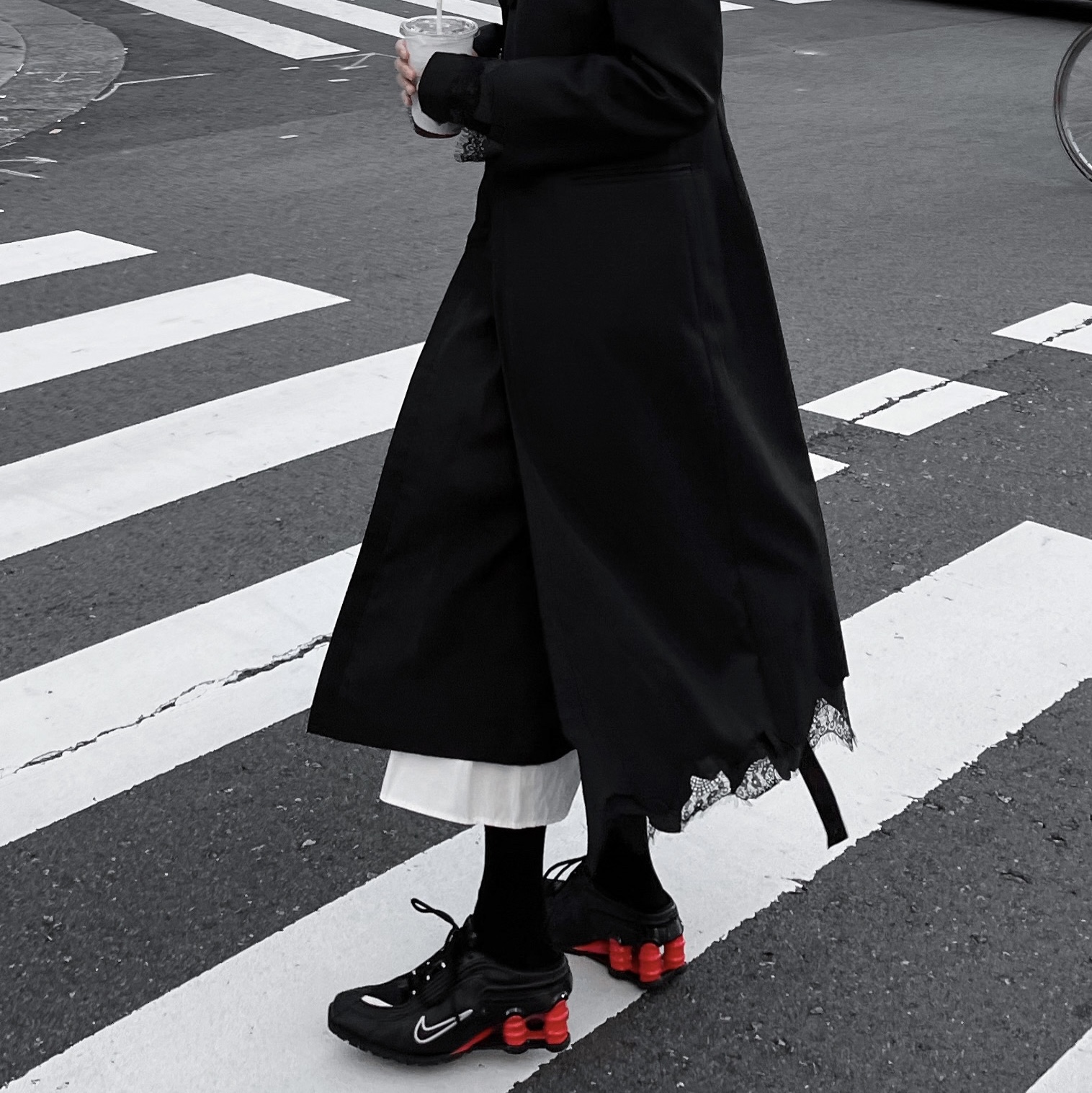 Nike x Martine Rose Shox MR4 Black 착용 스타일 - 2