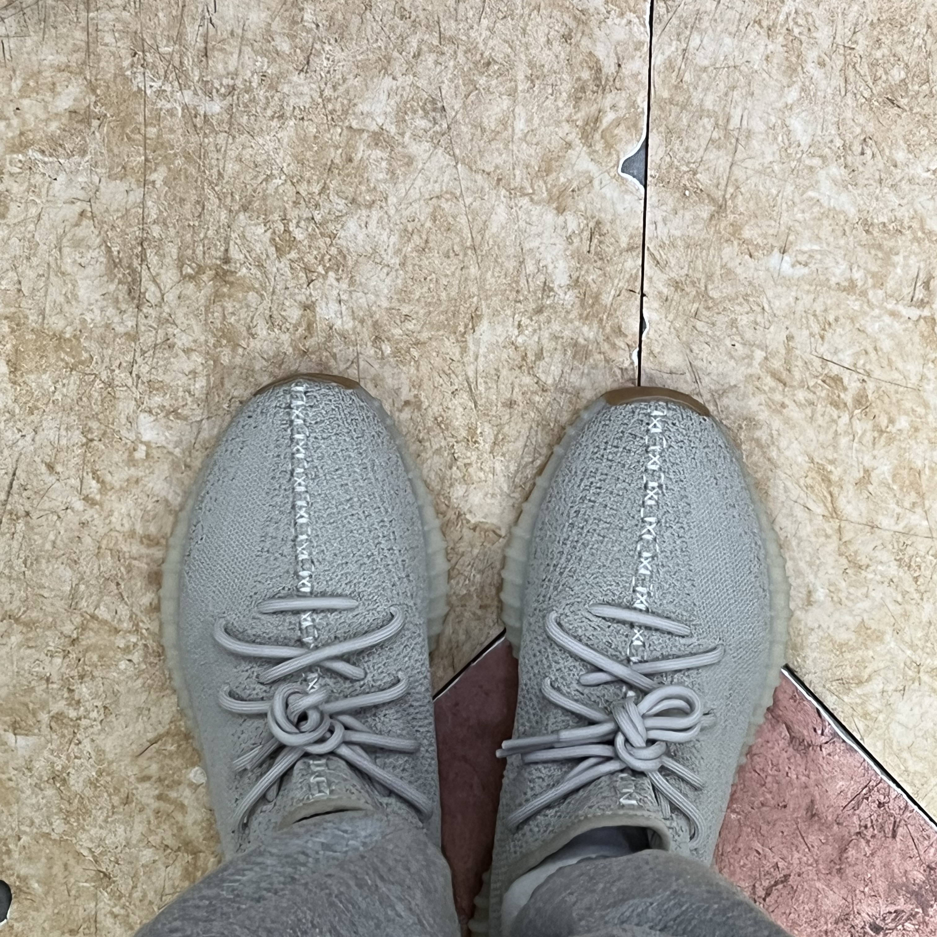 Adidas Yeezy Boost 350 V2 Sesame 2022 착용 스타일 - 1