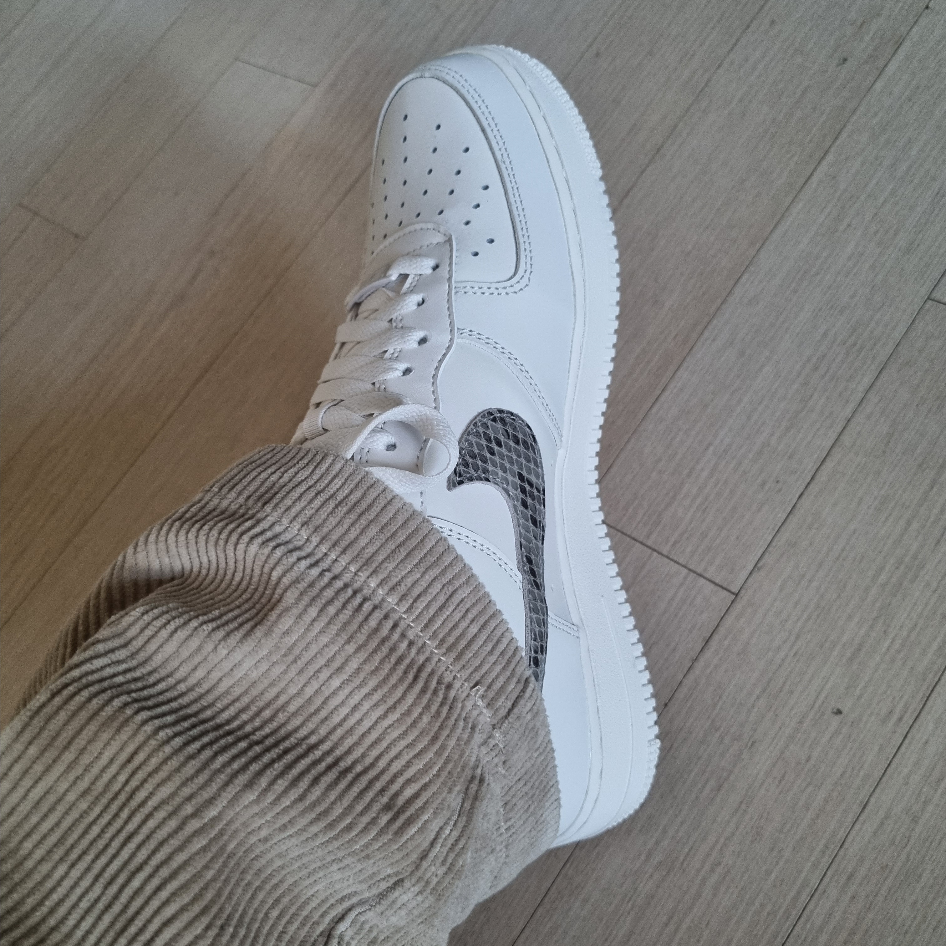 (W) Nike Air Force 1 '07 Phantom Light Iron Ore 착용 스타일 - 1