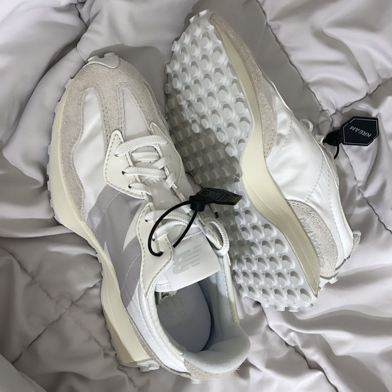 (W) New Balance 327 White Moonbeam 착용 스타일