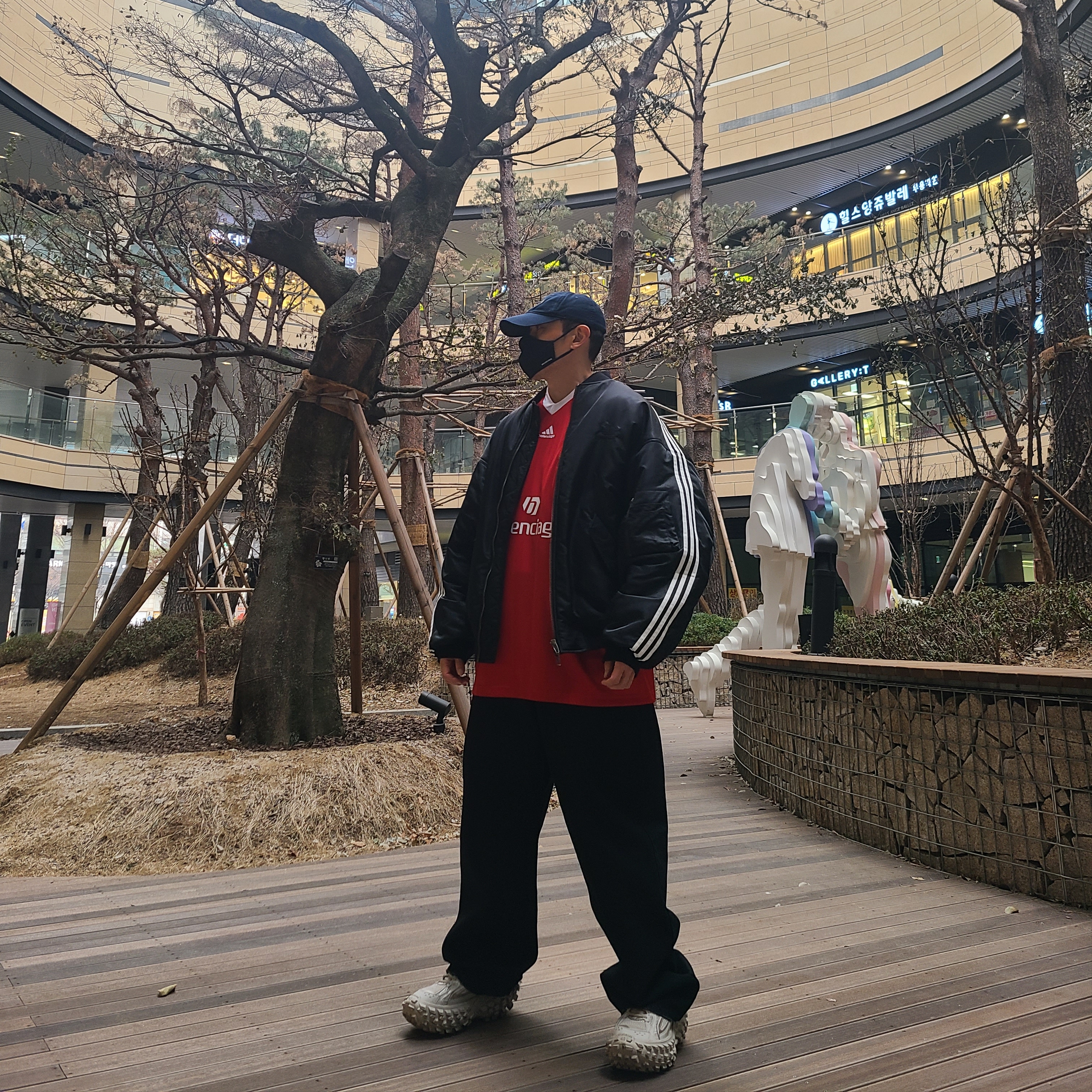 Balenciaga x Adidas Oversized Football T-Shirt Red 착용 스타일 - 2