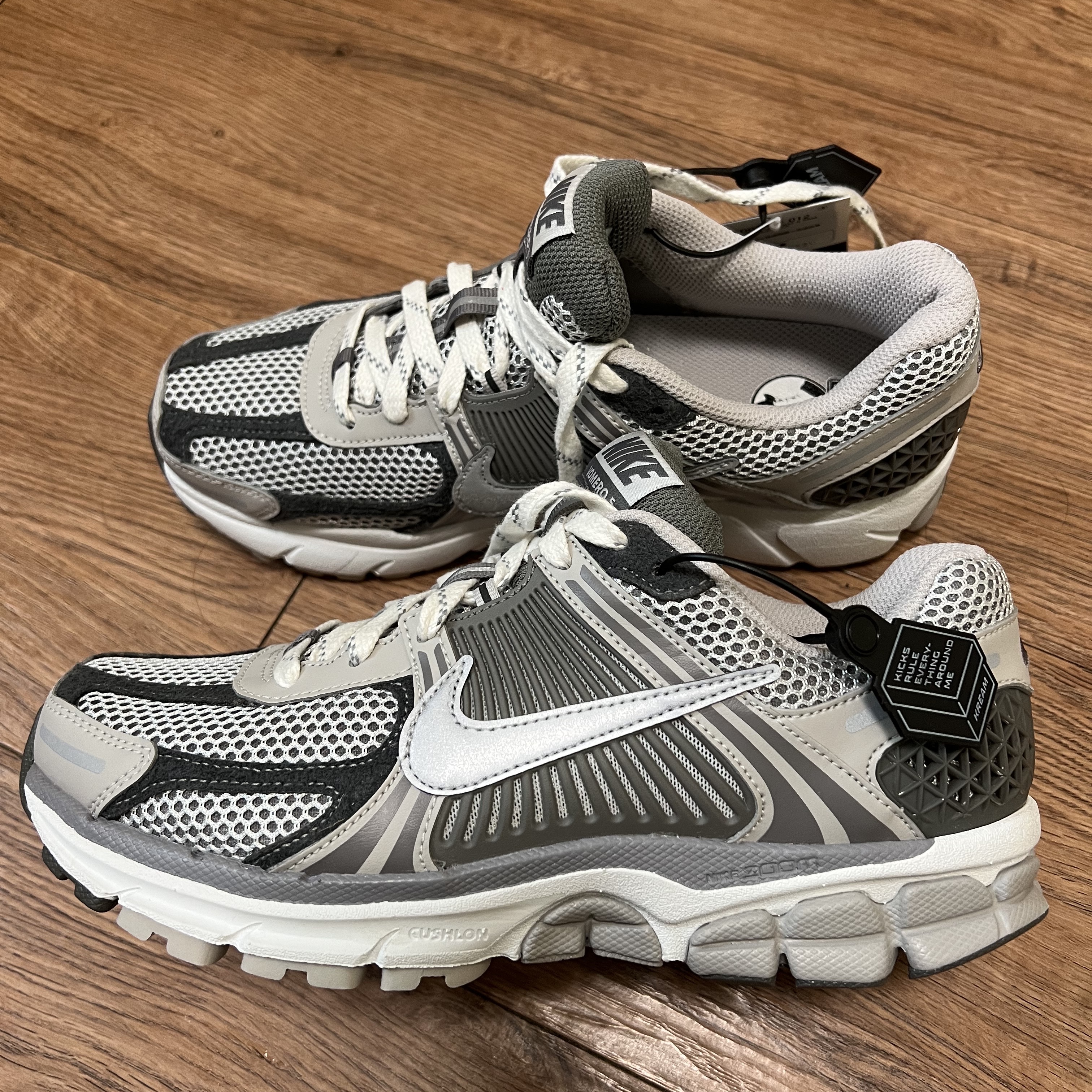 Nike Zoom Vomero 5 PRM Light Iron Ore and Flat Fewter 착용 스타일