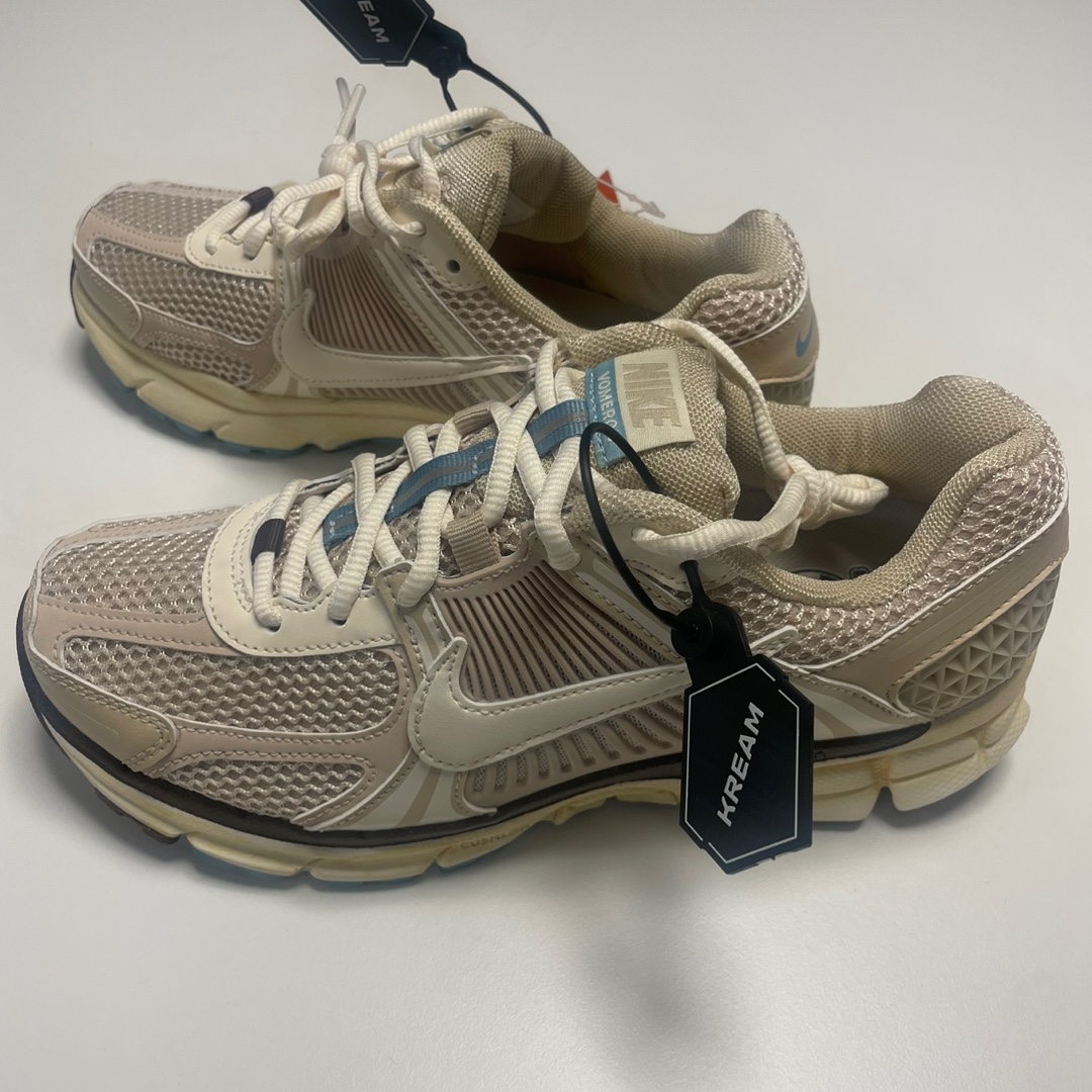 (W) Nike Zoom Vomero 5 Oatmeal 착용 스타일 - 1