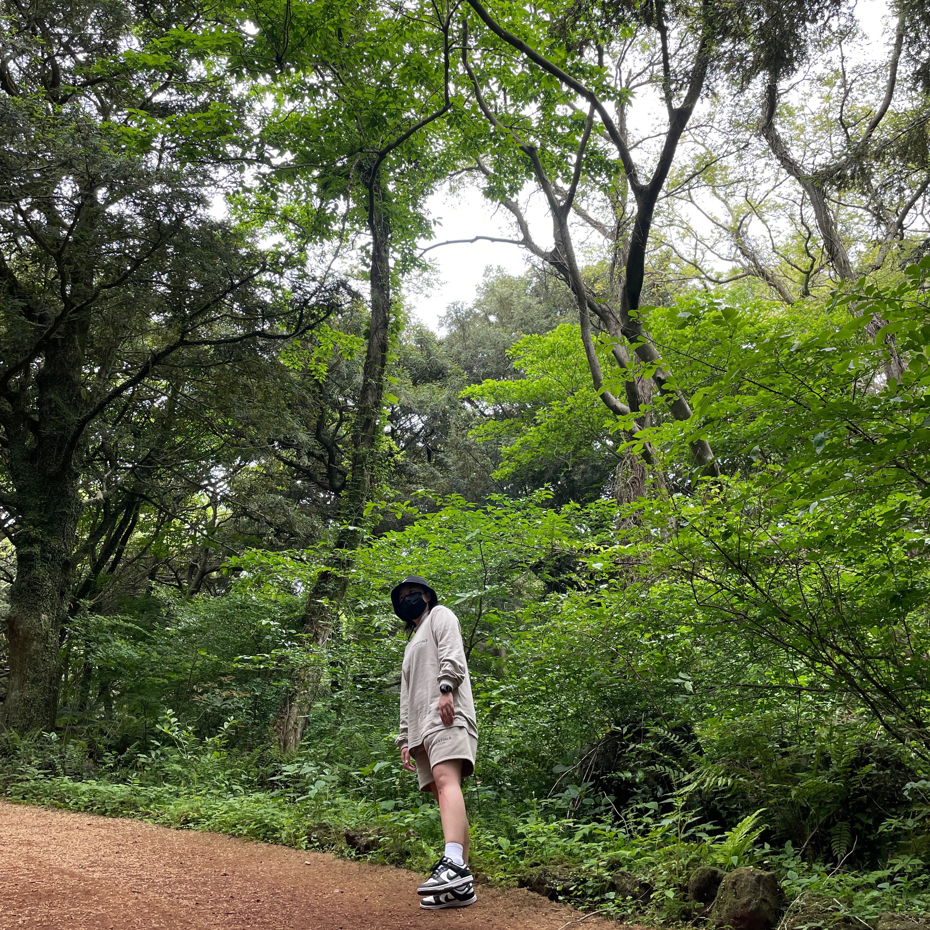 Nike Futura Washed Bucket Hat Black, Essentials The Core Collection Long Sleeve T-Shirt Tan 착용 스타일