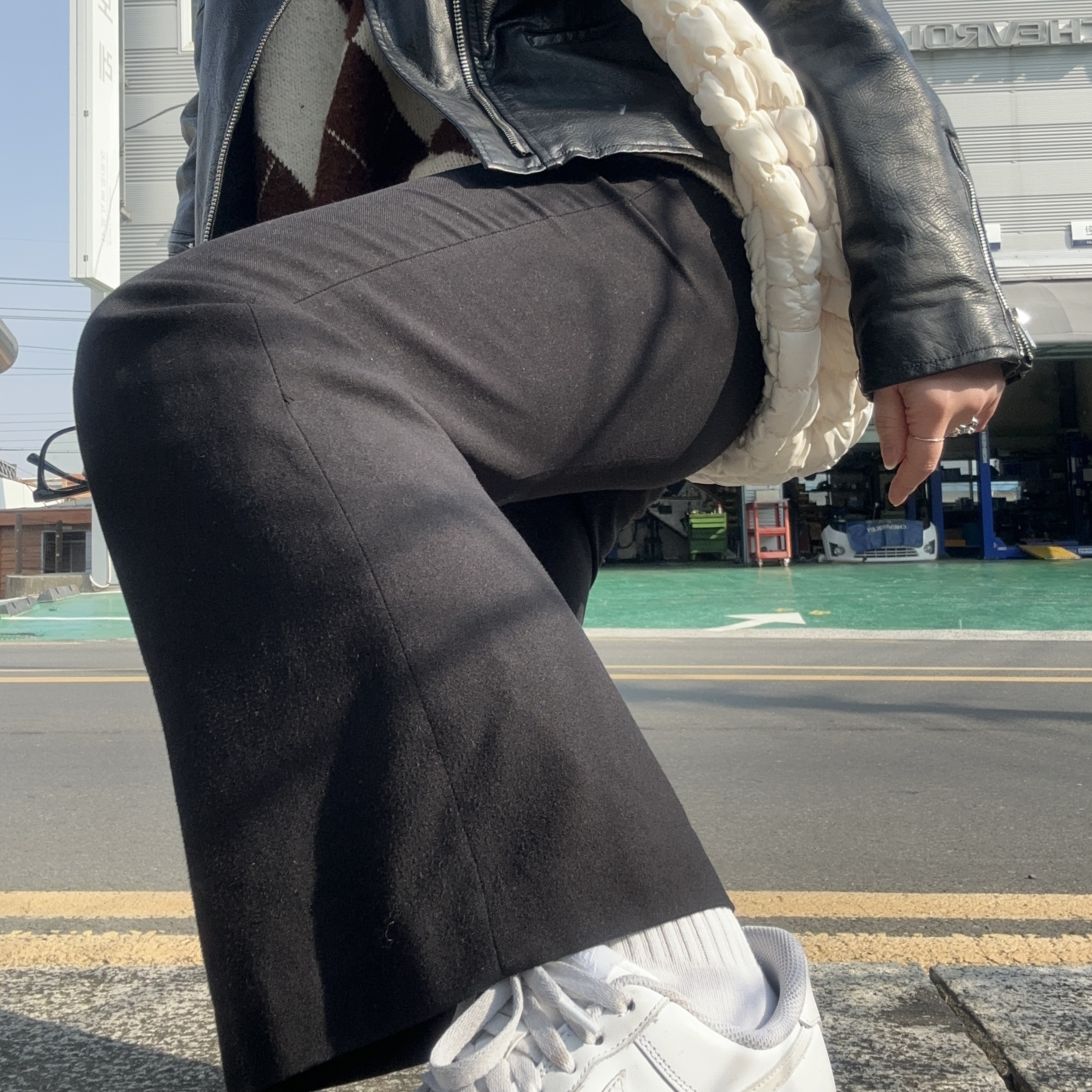 COS Quilted Oversized Shoulder Bag Off White Light Beige, Nike Air Force 1 '07 Low White 착용 스타일