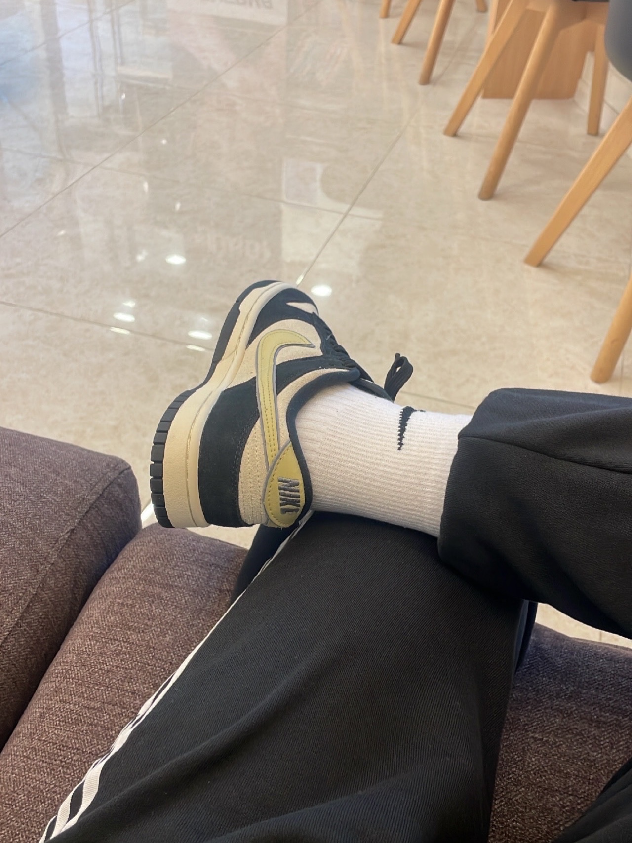 (W) Nike Dunk Low LX Black Suede 착용 스타일 - 1