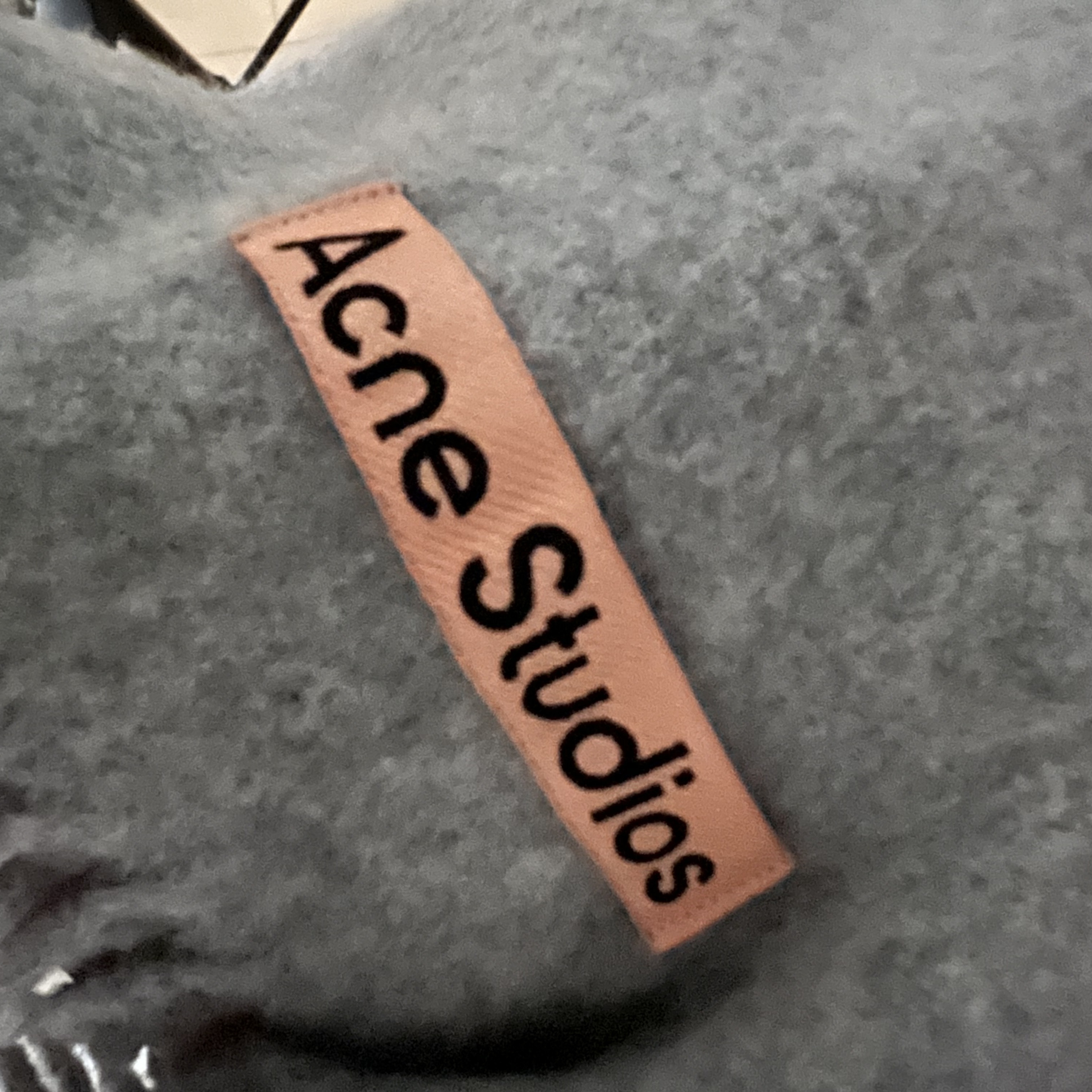 Acne Studios Canada New Oversized Muffler Light Grey Melange 착용 스타일