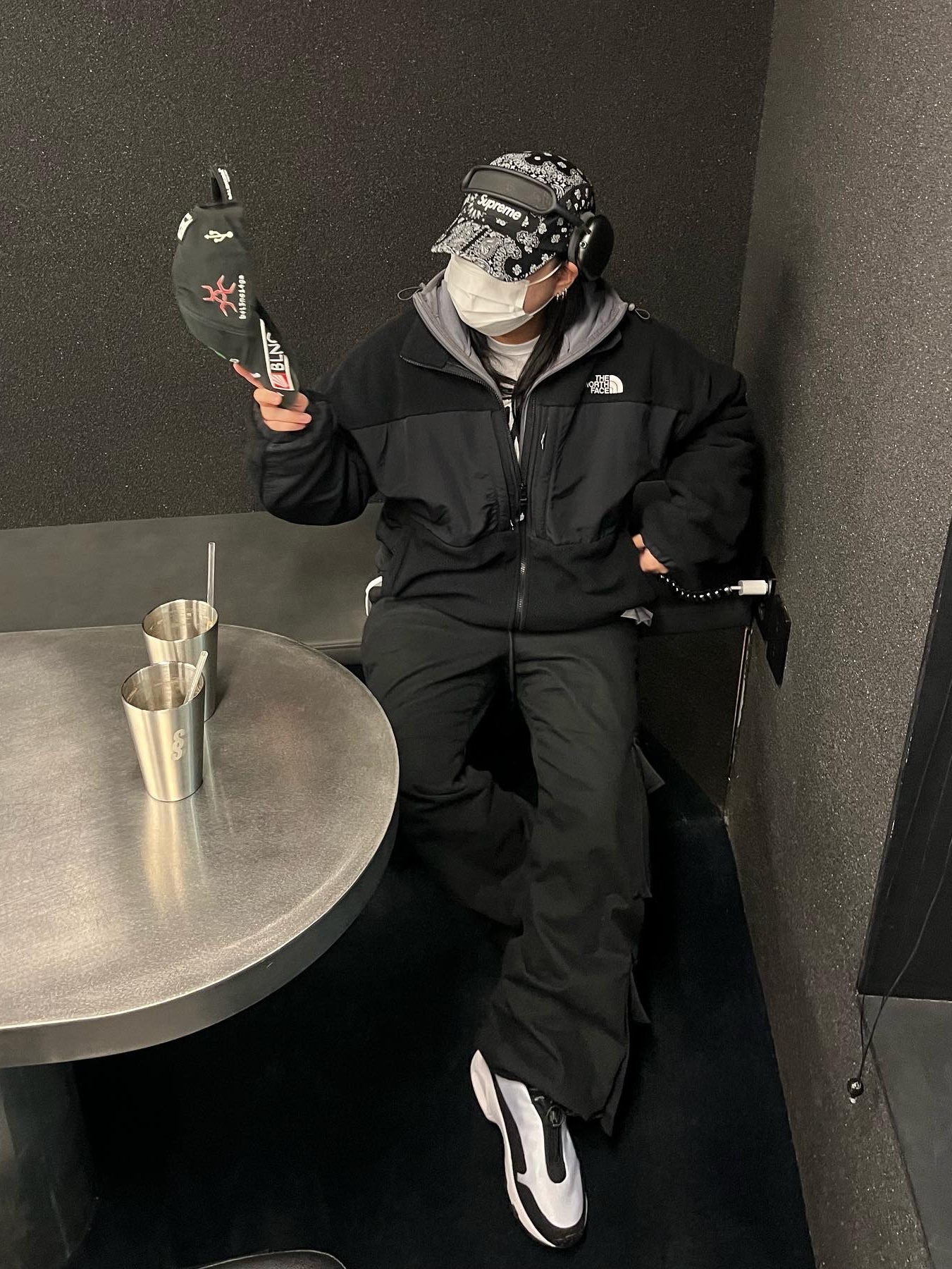Nike x Comme des Garcons Homme Plus Air Max Sunder SP White Black, Apple AirPods Max Lightning Space Gray (Korean Ver.) 착용 스타일 - 1