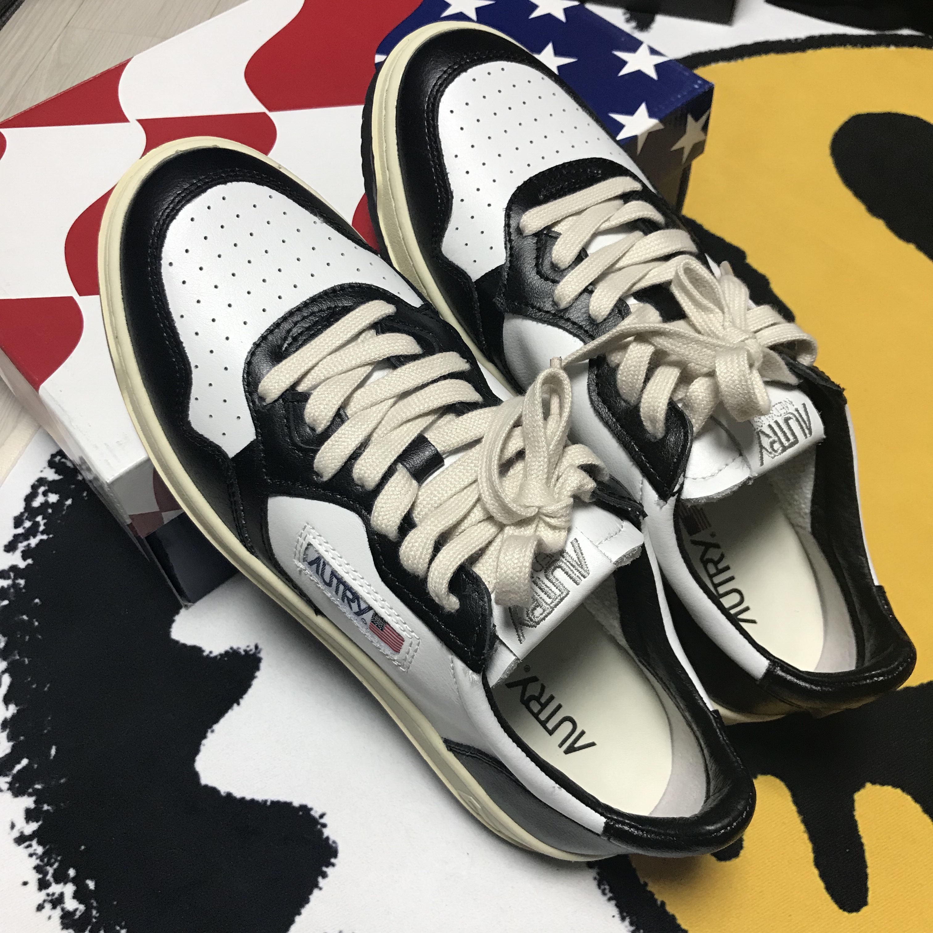 Autry Medalist Low Leather Sneakers Black White 착용 스타일