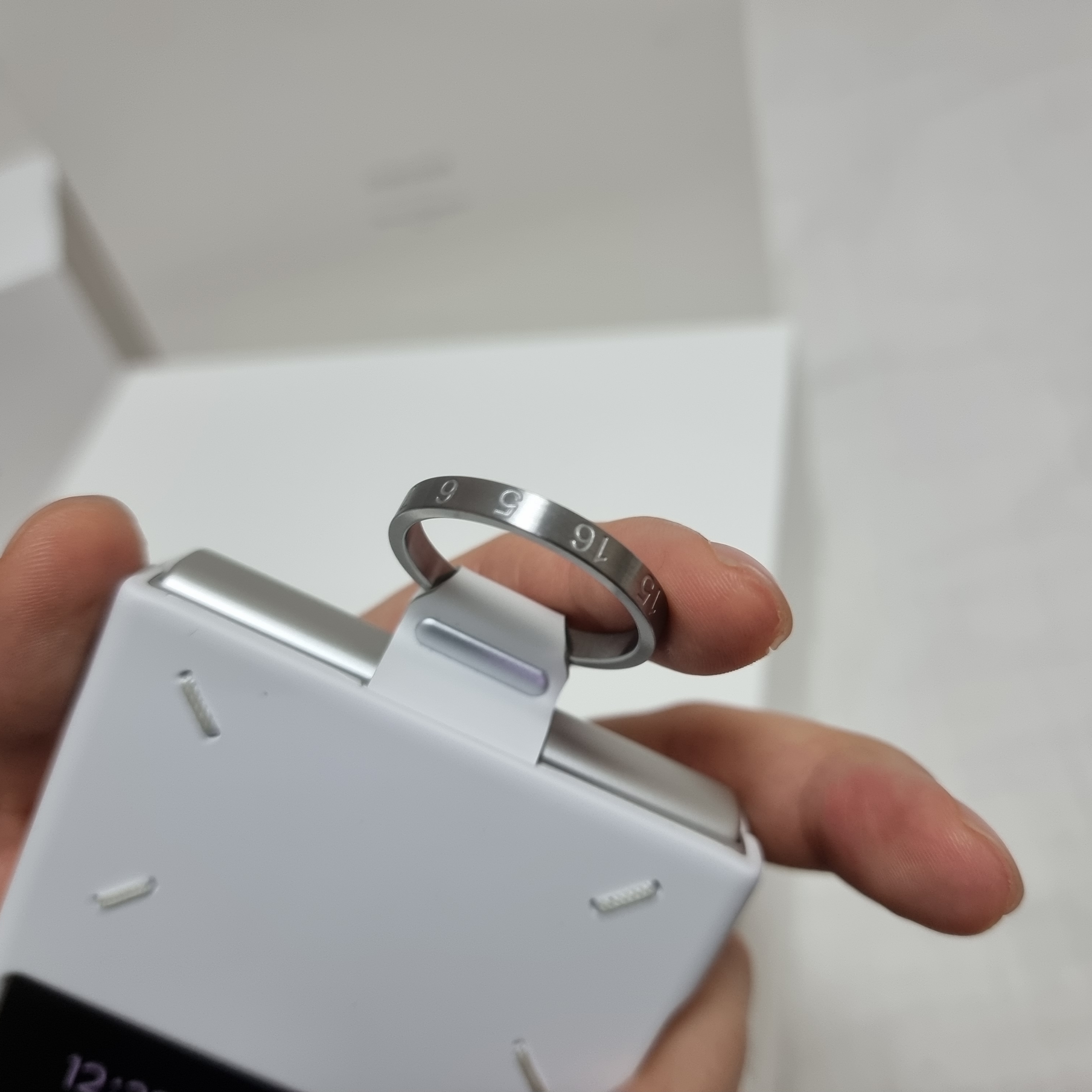 Samsung Galaxy Z Flip4 Maison Margiela Edition (Korean Ver.) 착용 스타일 - 4