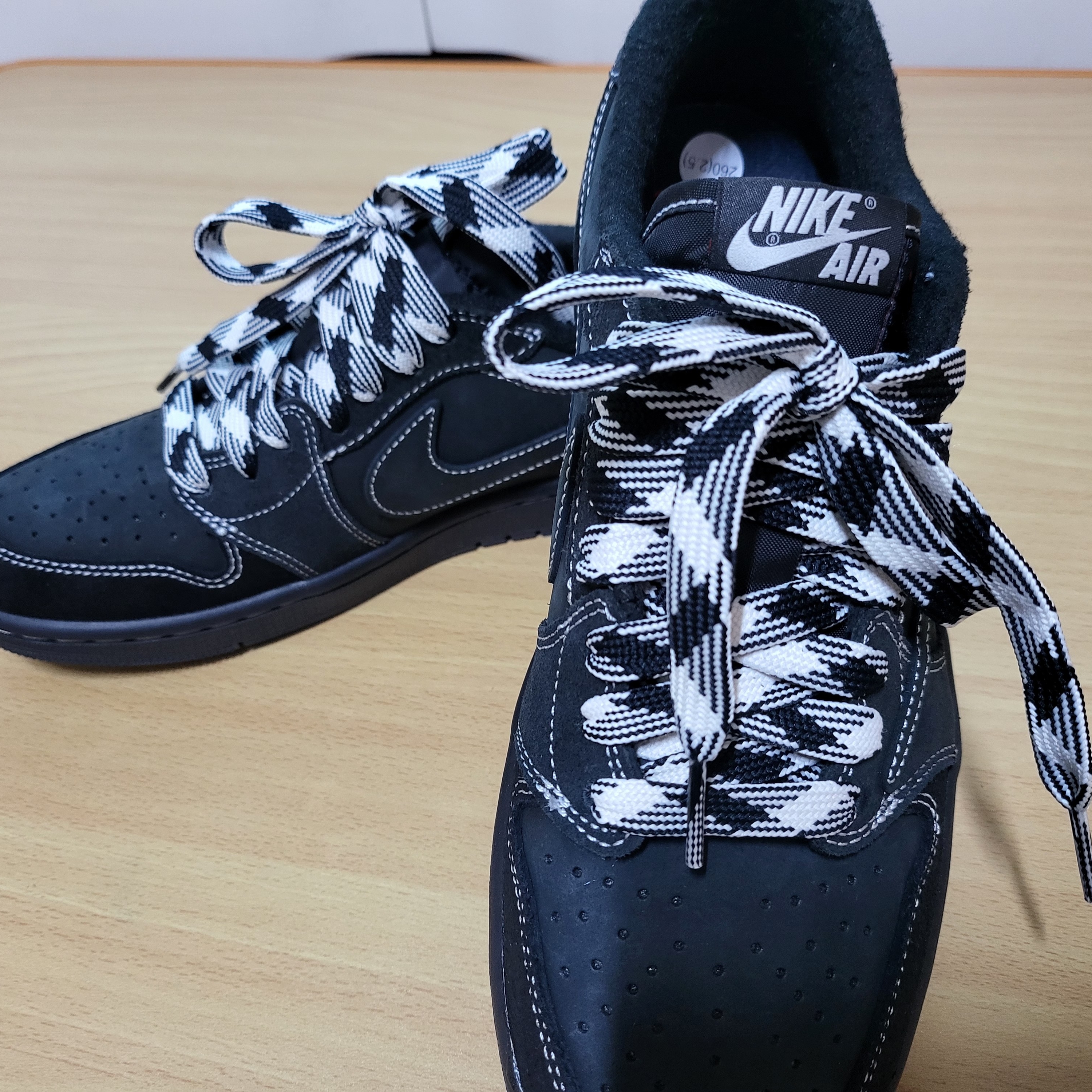 Jordan 1 x Travis Scott Retro Low OG SP Black Phantom 착용 스타일 - 1