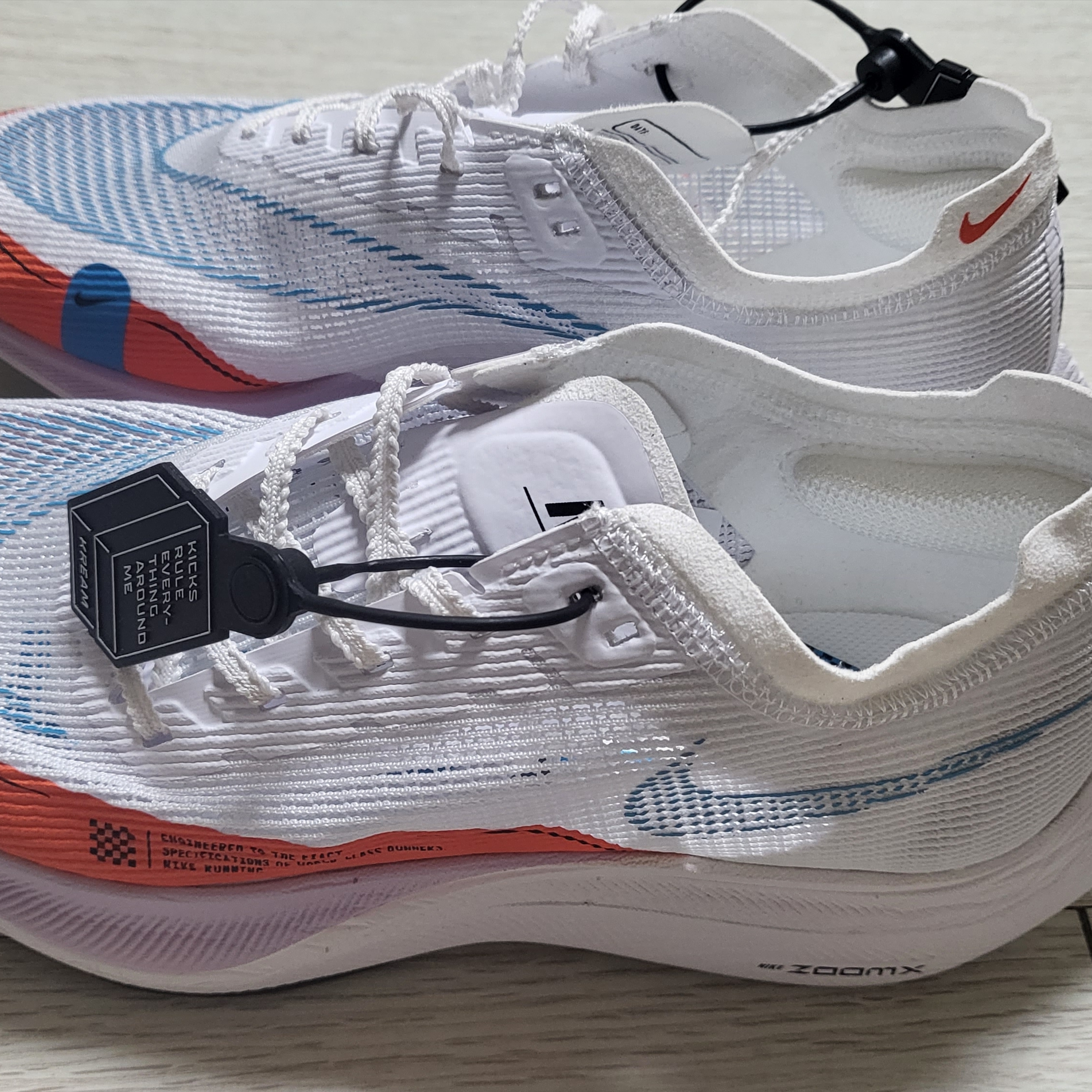 (W) Nike ZoomX Vaporfly Next% 2 White Laser Blue Rush Orange 착용 스타일
