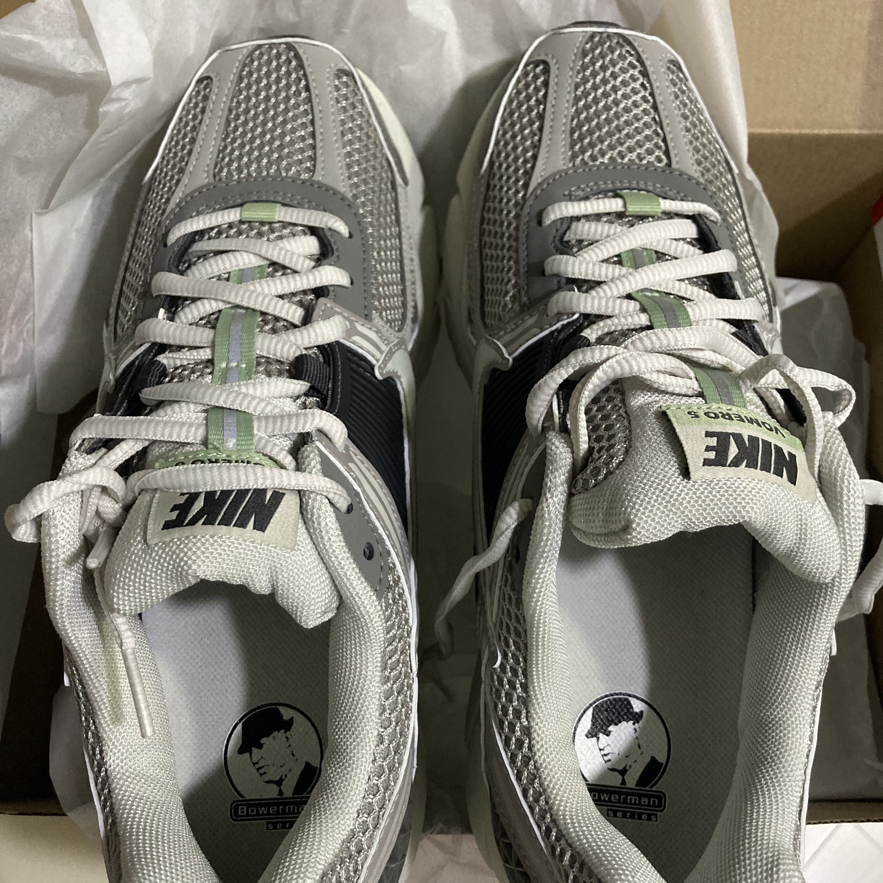 (W) Nike Zoom Vomero 5 Cobblestone and Flat Pewter 착용 스타일