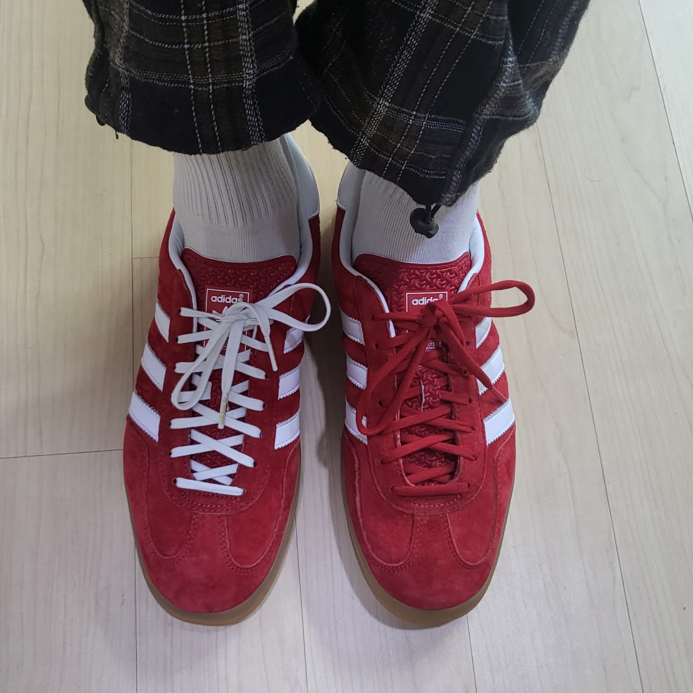 Adidas Gazelle Indoor Scarlet 착용 스타일