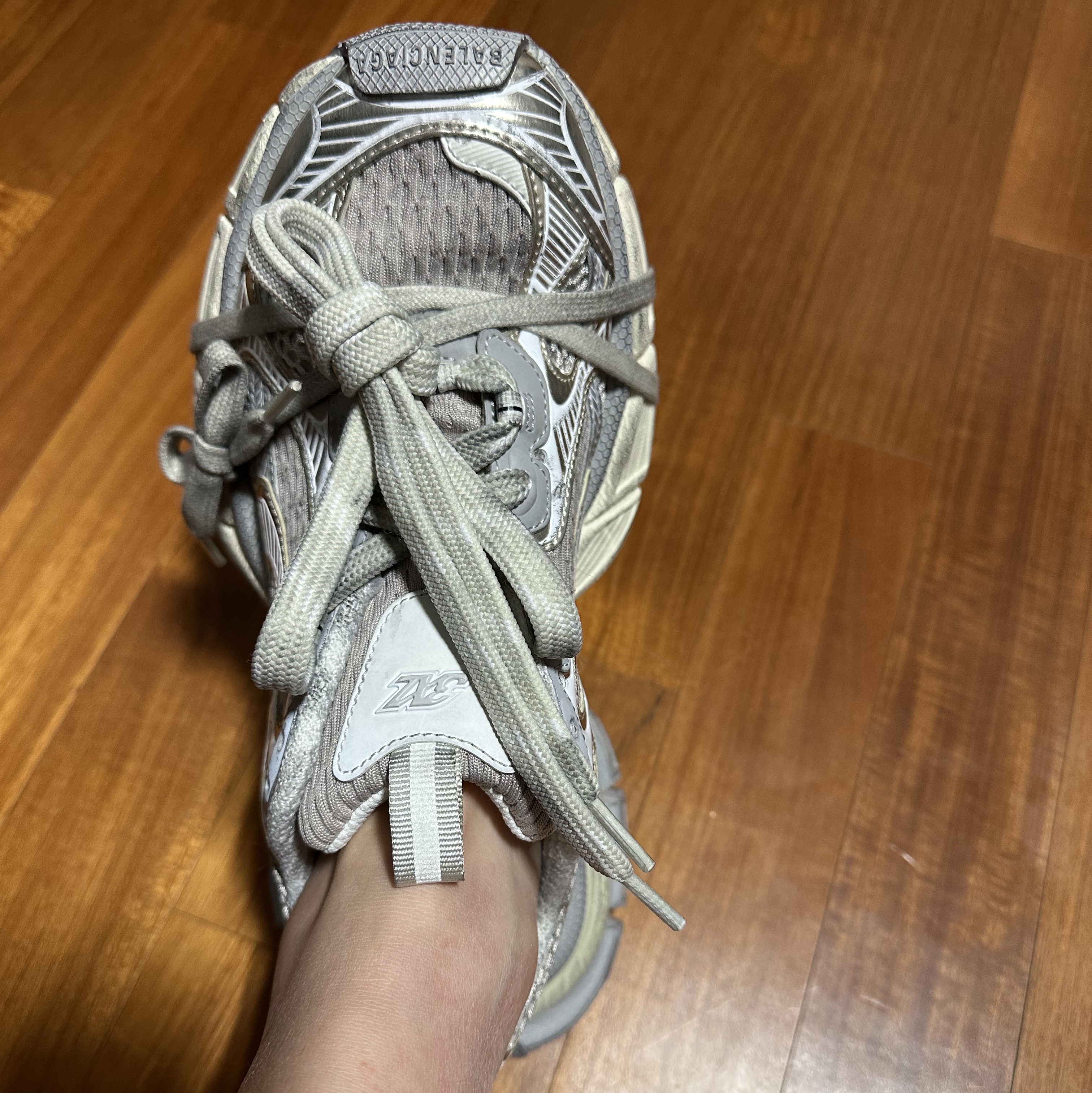 Balenciaga 3XL Sneakers Light Beige 착용 스타일 - 2