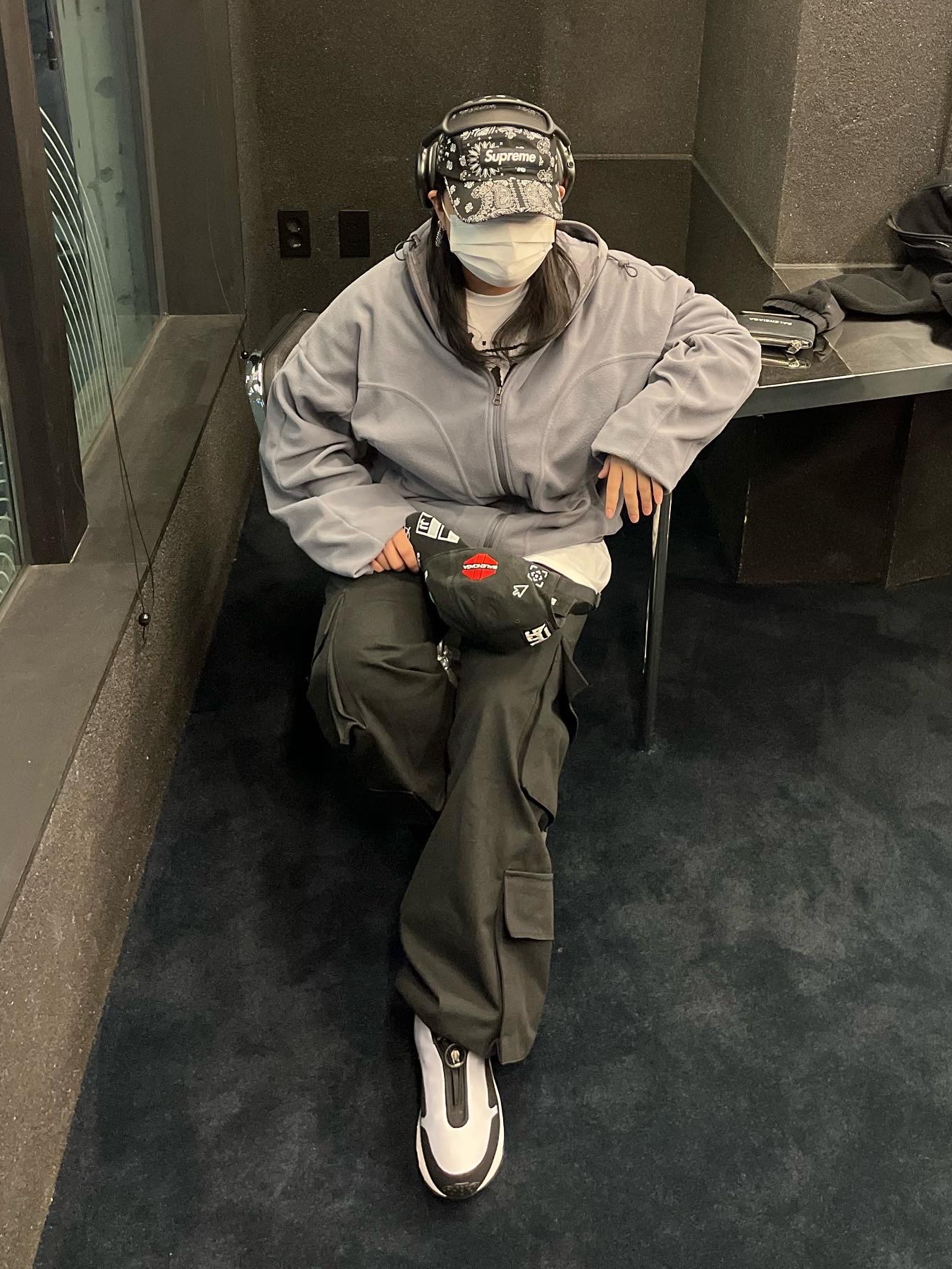 Nike x Comme des Garcons Homme Plus Air Max Sunder SP White Black, Apple AirPods Max Lightning Space Gray (Korean Ver.) 착용 스타일 - 3