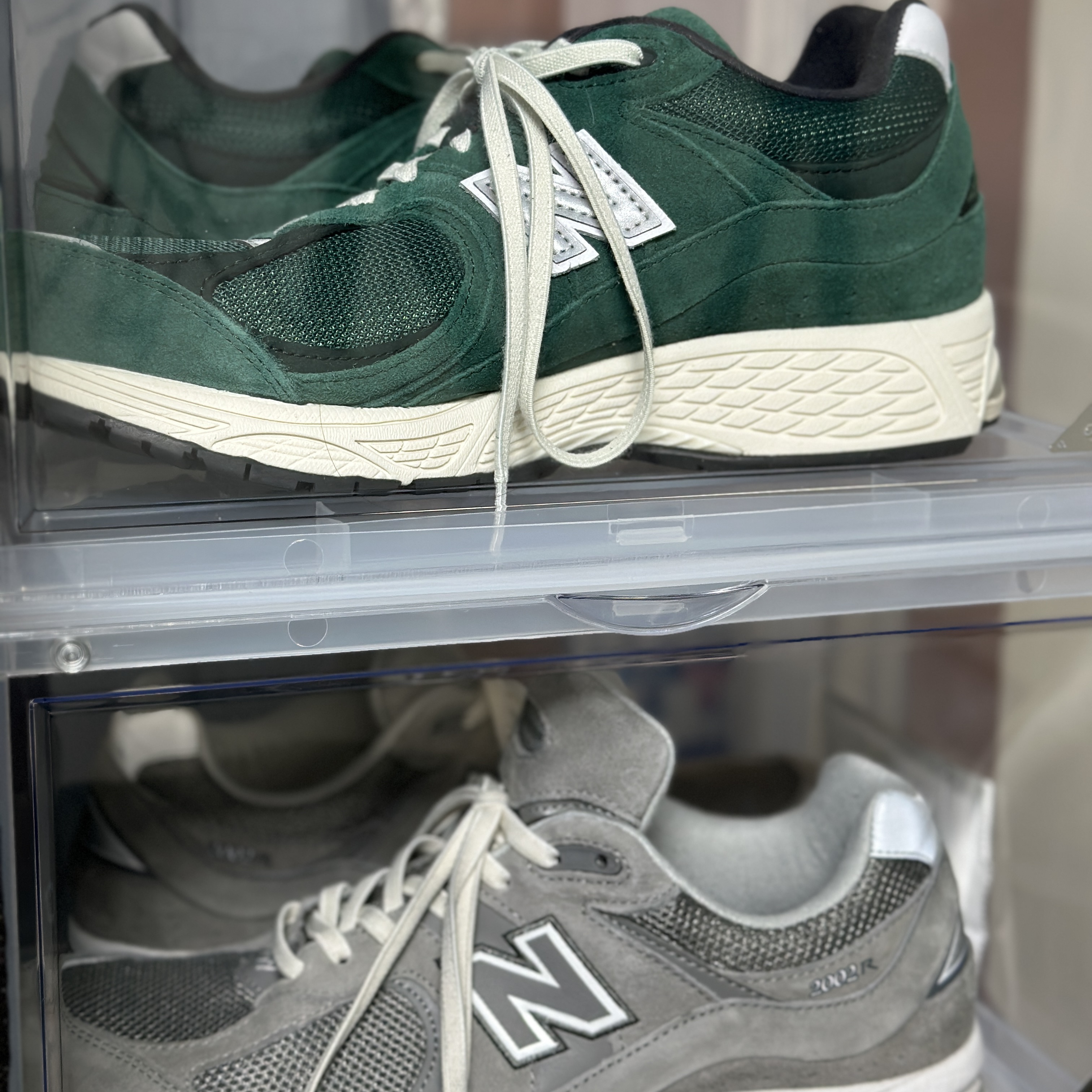 New Balance 2002R Nightwatch Green, New Balance 2002R Marblehead White 착용 스타일 - 1