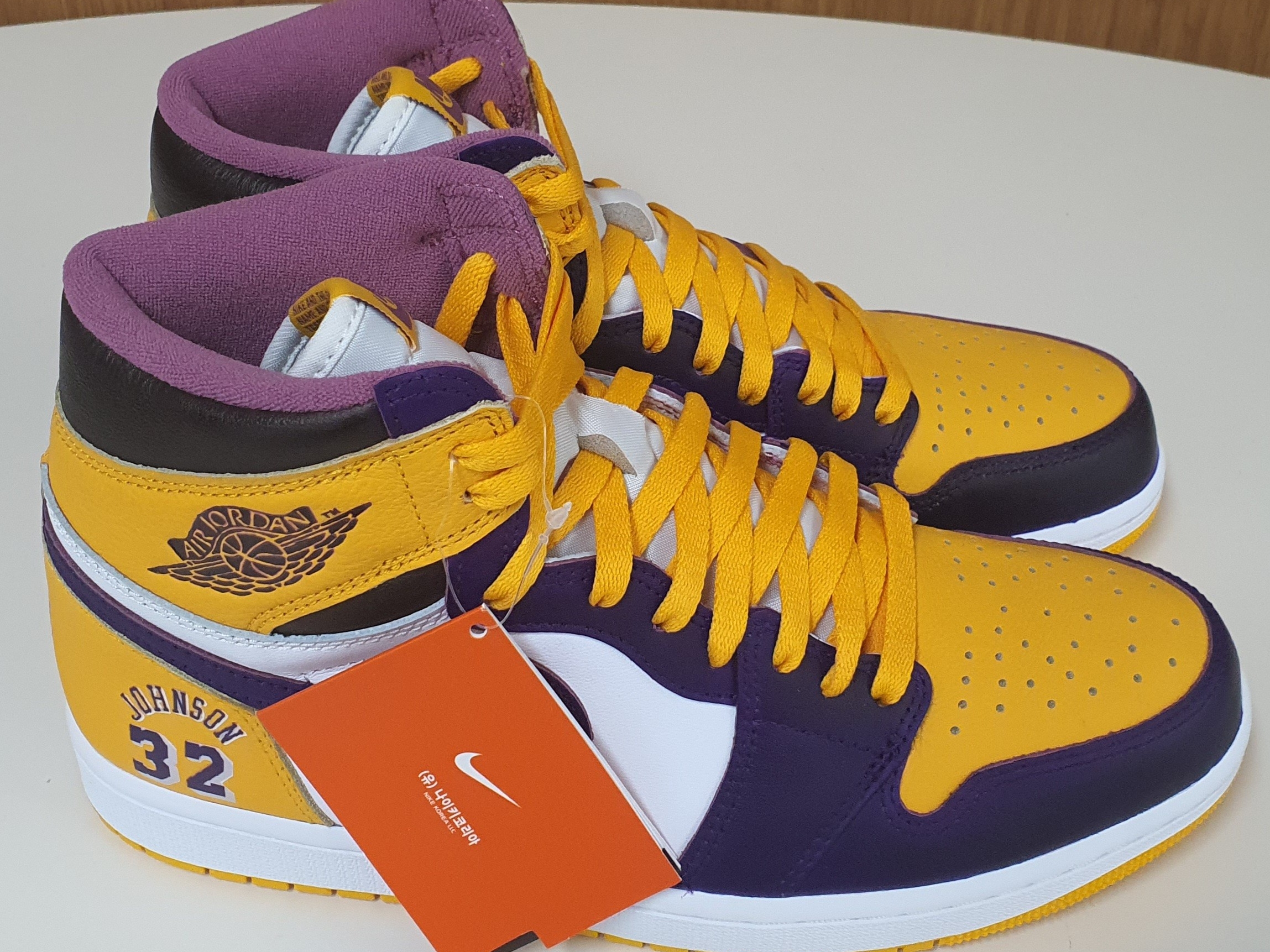 Jordan 1 Retro High OG University Gold Light Bordeaux 착용 스타일 - 2