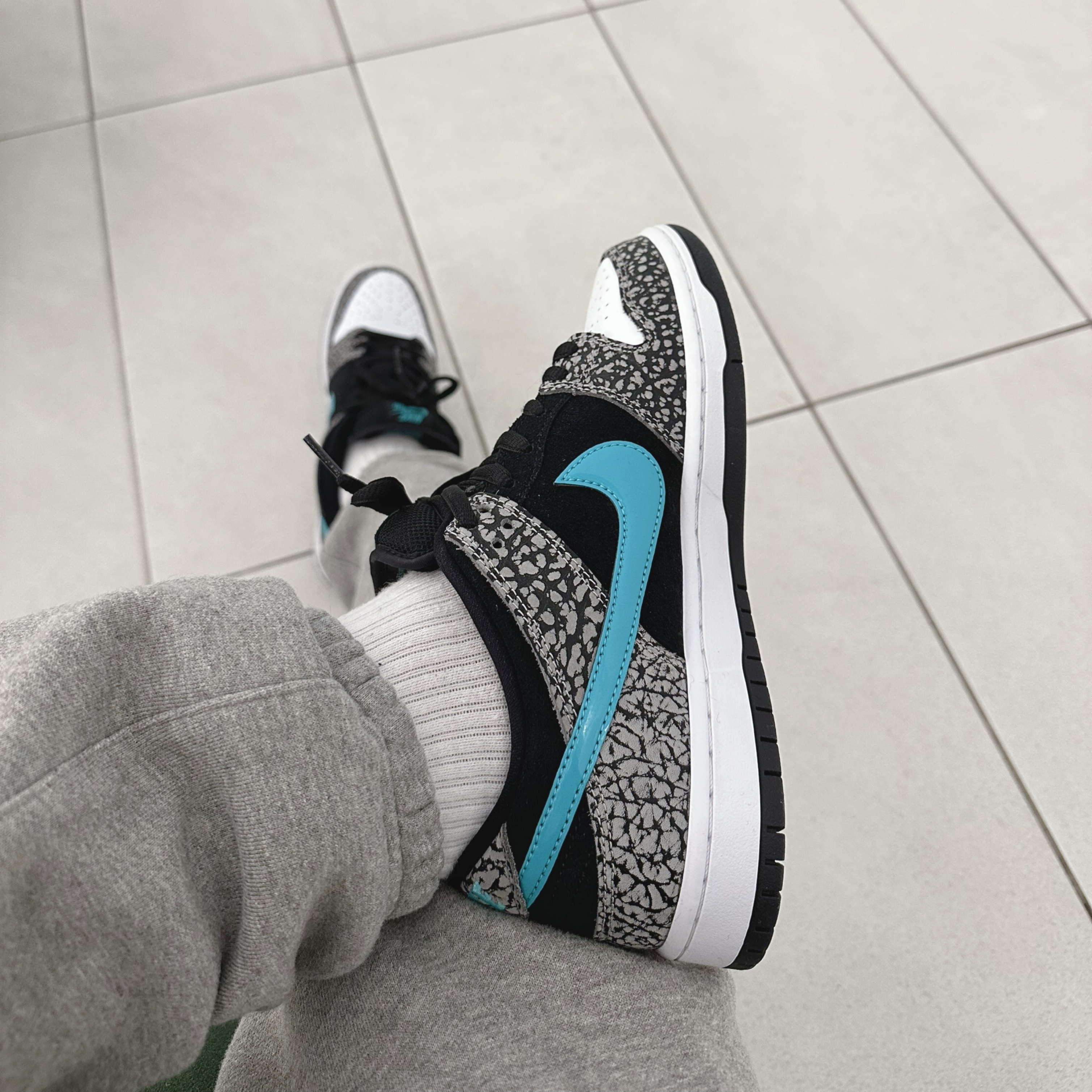 Nike SB Dunk Low Pro Clear Jade, Essentials x New Era Sized Cap Black 착용 스타일 - 1