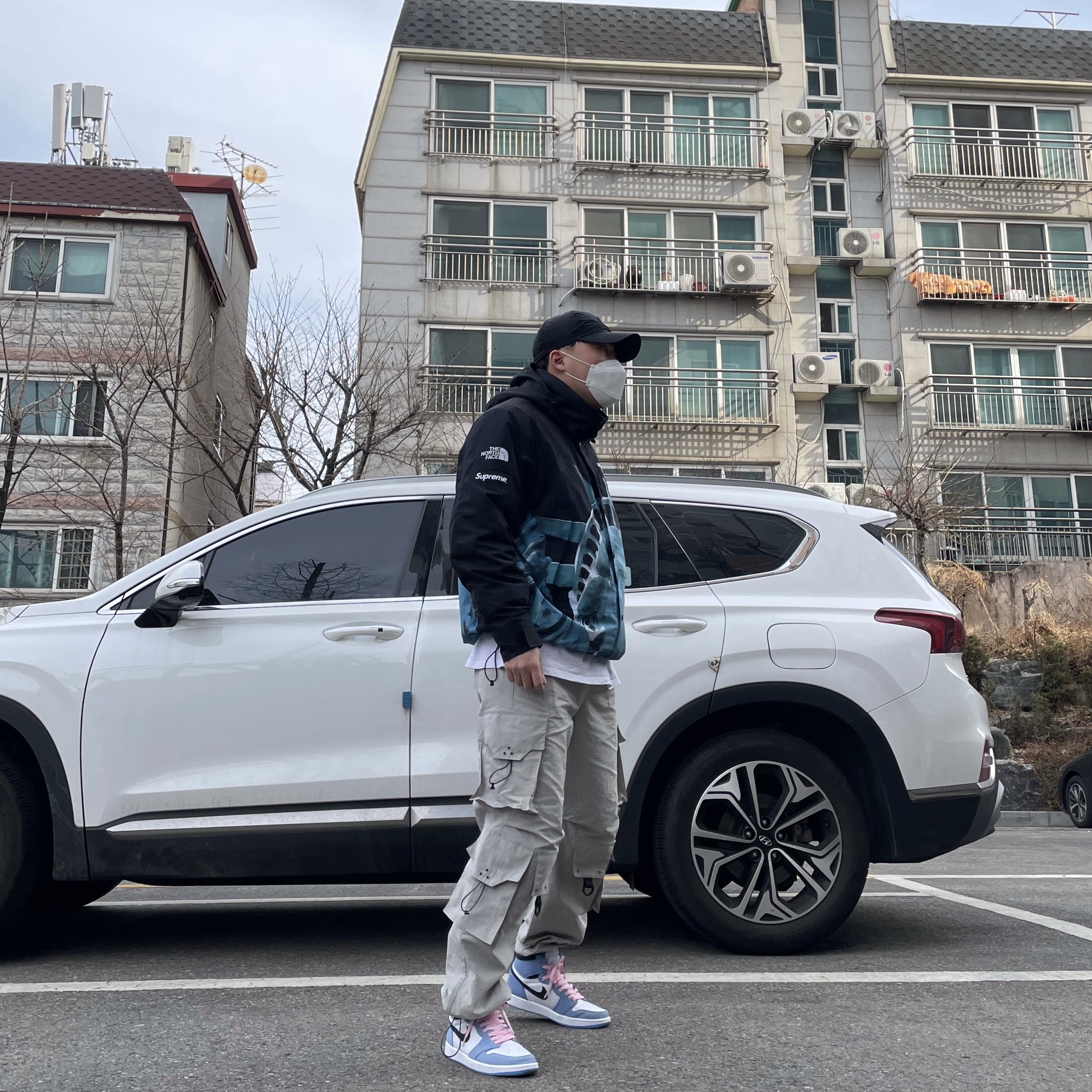 Supreme x The North Face Statue of Liberty Mountain Jacket Black - 19FW, Jordan 1 Retro High OG University Blue 착용 스타일 - 3