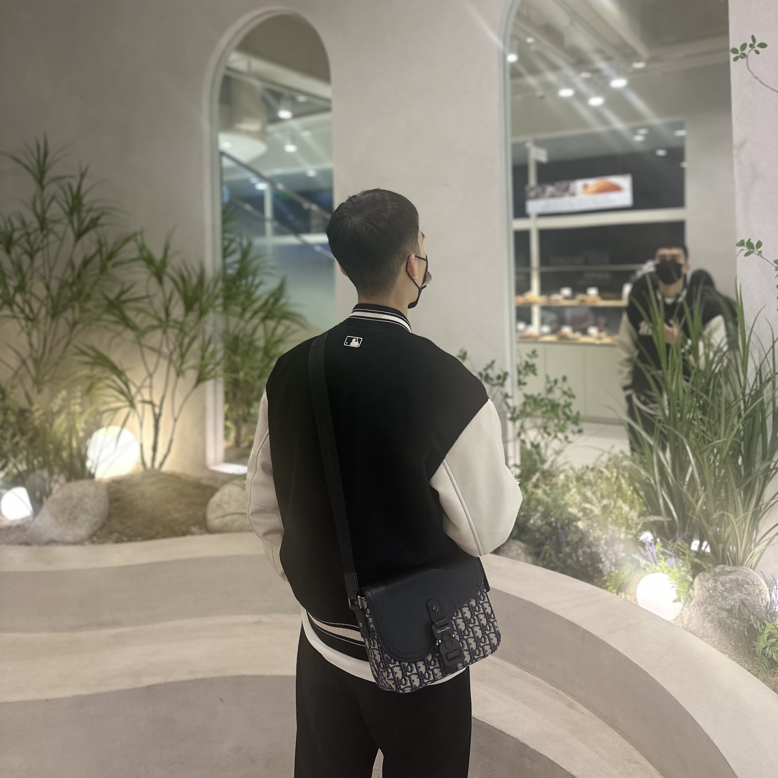 Dior Small Strap Saddle Bag Black Grained Calfskin Beige & Black Dior Oblique Jacquard 착용 스타일 - 2