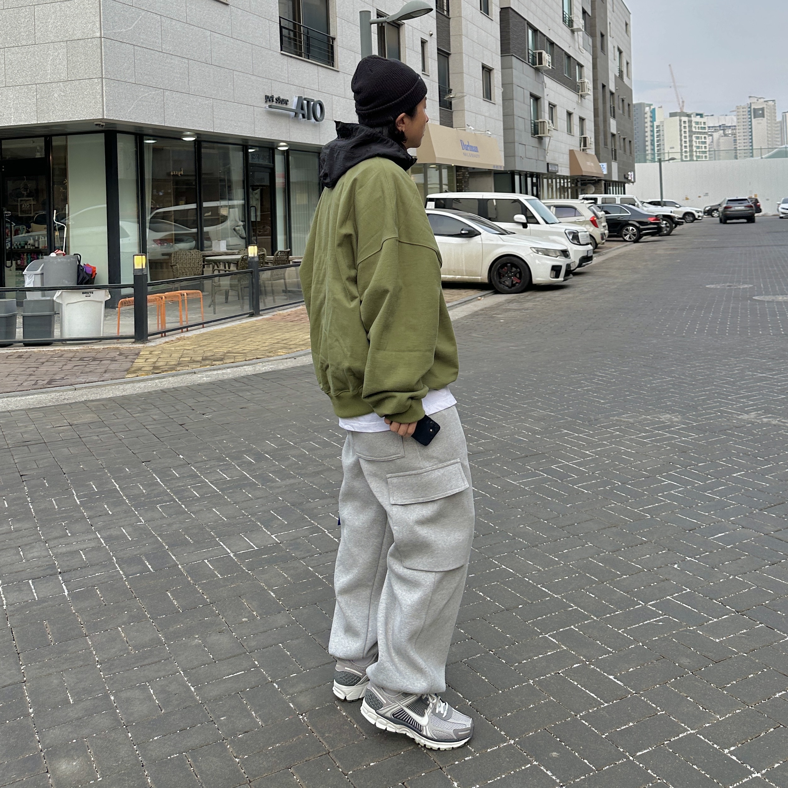 (W) Nike Zoom Vomero 5 Cobblestone and Flat Pewter 착용 스타일