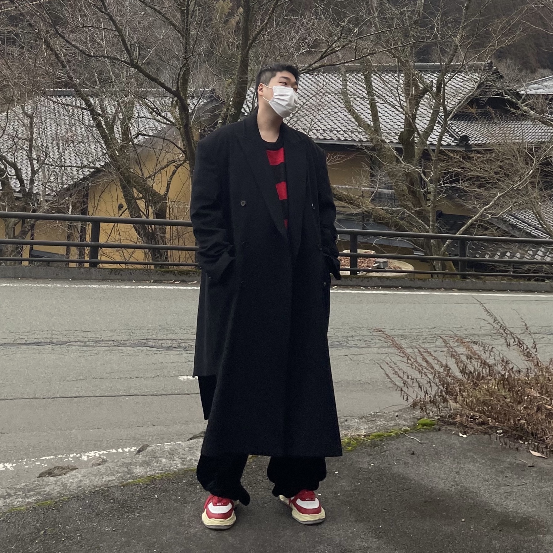 Maison Mihara Yasuhiro Wayne VL OG Sole Leather Low-top Sneakers White Red 착용 스타일 - 2