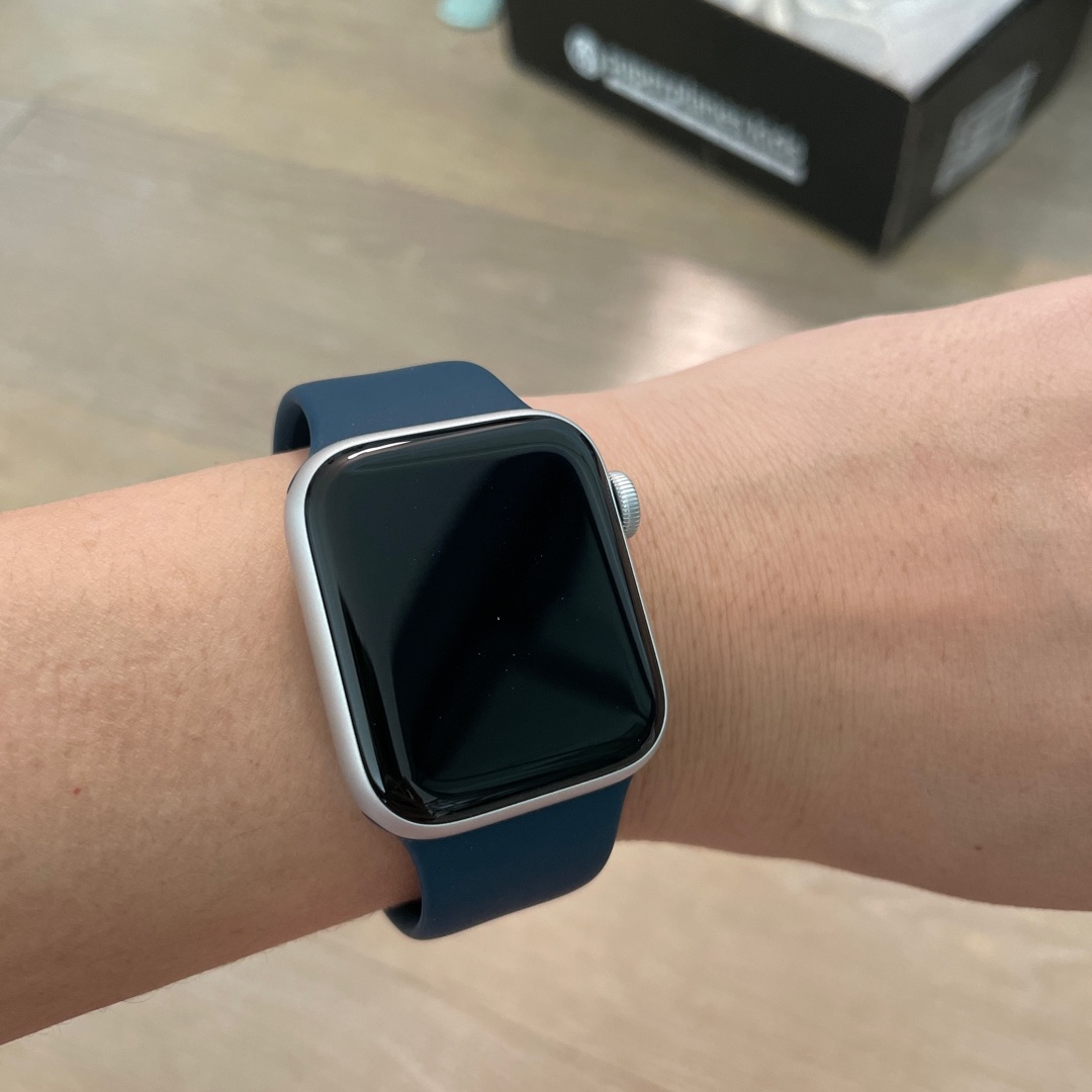 Apple Watch SE 40mm GPS Silver Aluminum Case with Sport Band Abyss Blue (Korean Ver.) 착용 스타일