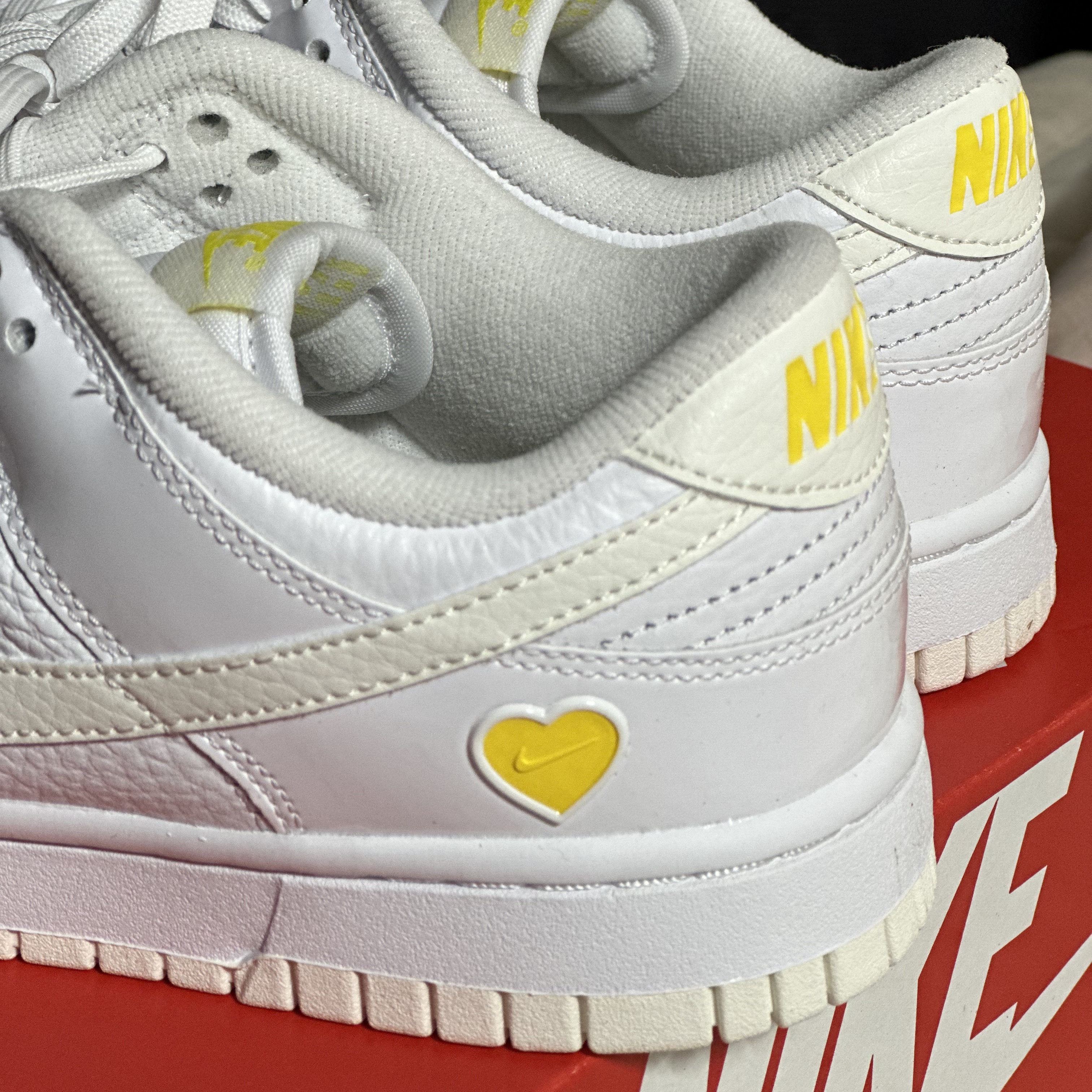 (W) Nike Dunk Low Valentine's Day White Optic Yellow 착용 스타일 - 1