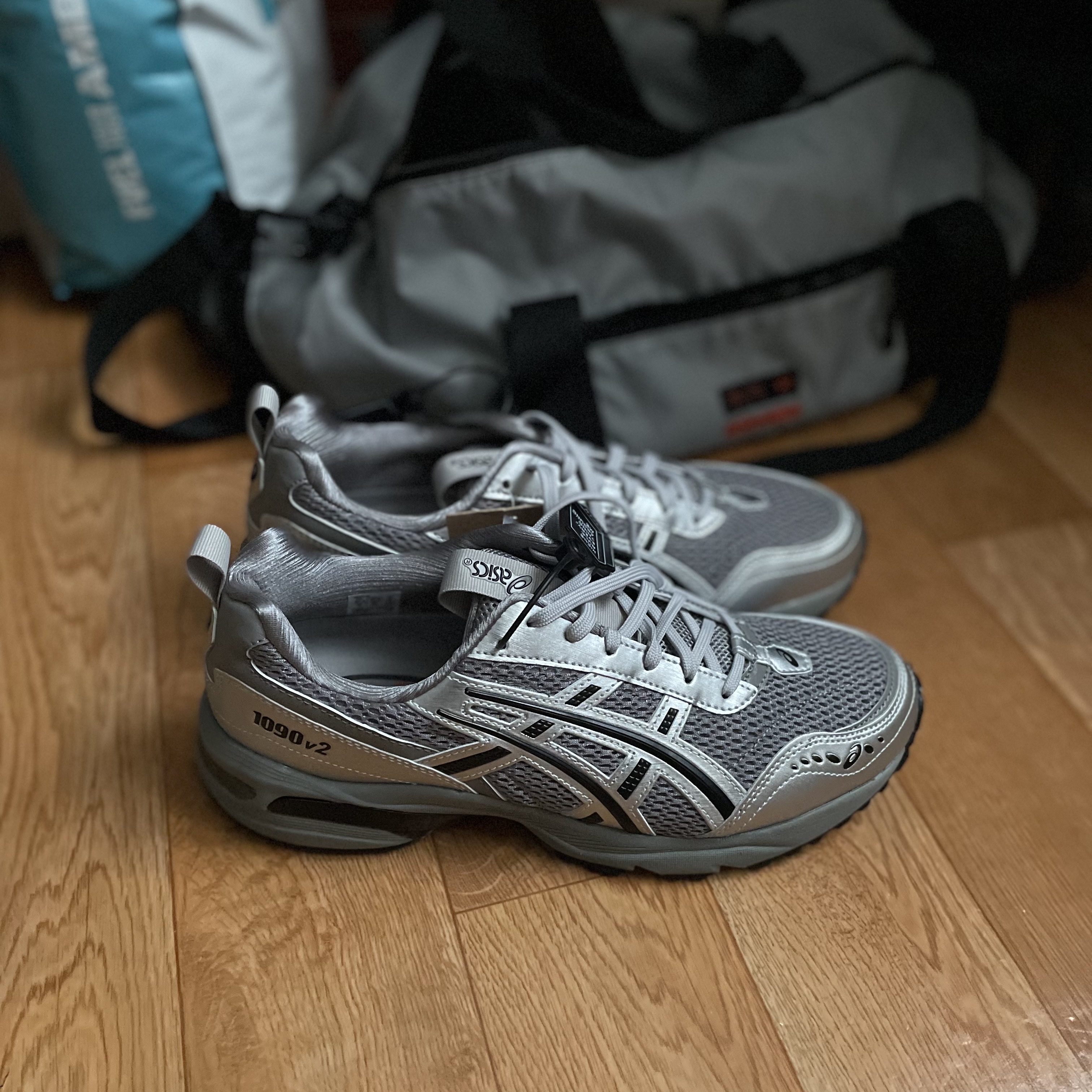 Asics x Freja Wewer Gel-1090 V2 Clay Grey Pure Silver 착용 스타일 - 1