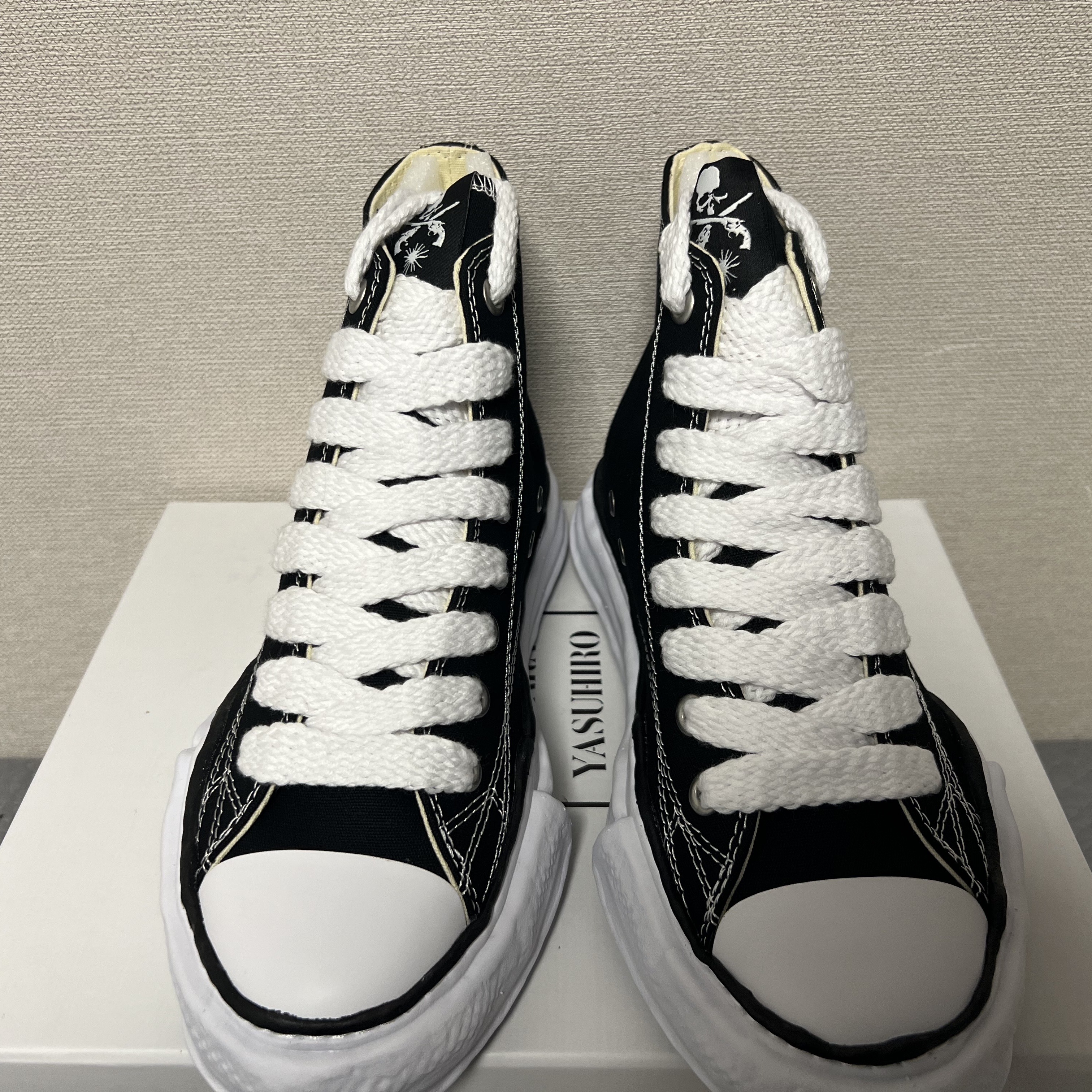 Maison Mihara Yasuhiro x Mastermind x Roar Peterson OG Sole Canvas High-top Sneakers Black White 착용 스타일 - 2