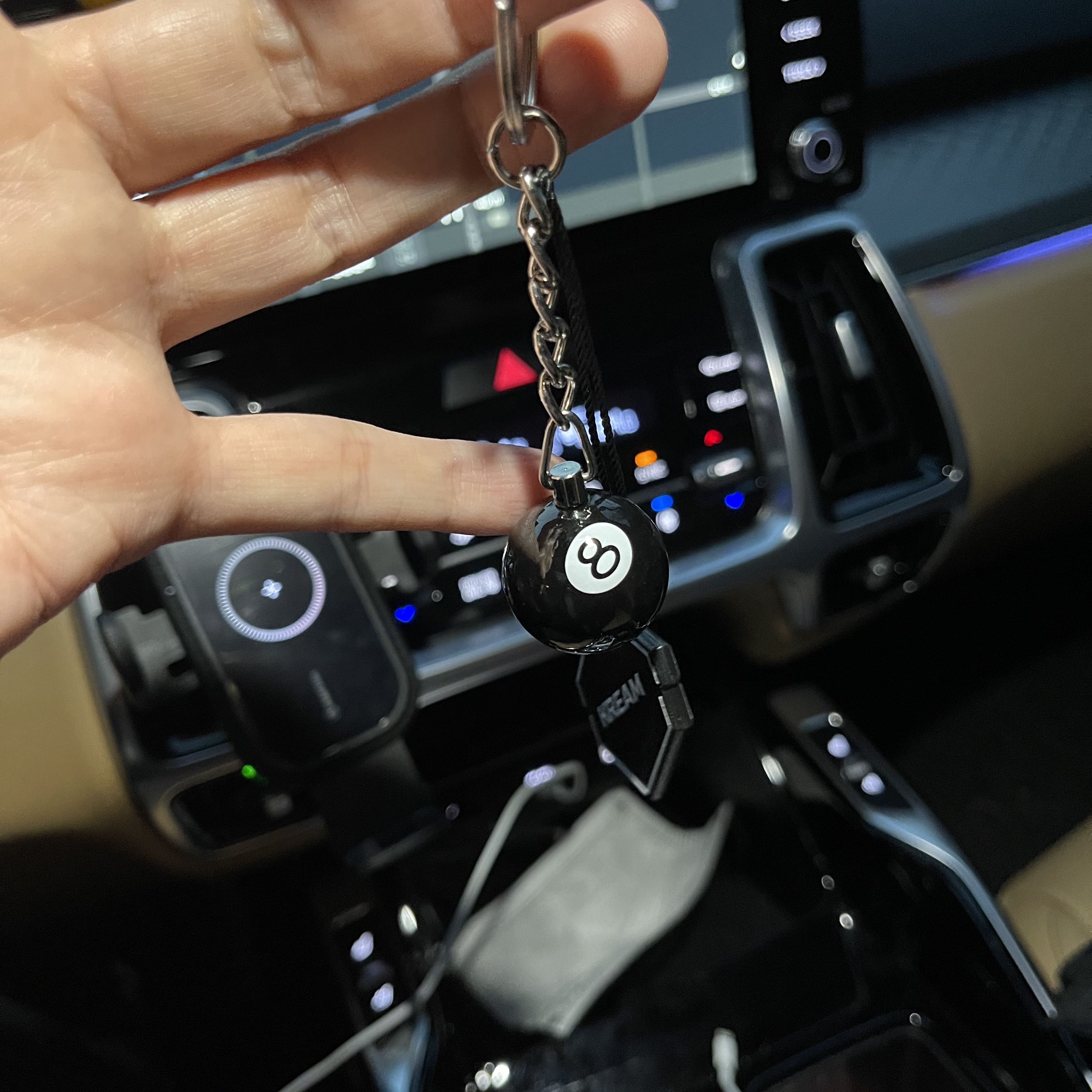 Stussy 8 Ball Keychain Black 착용 스타일