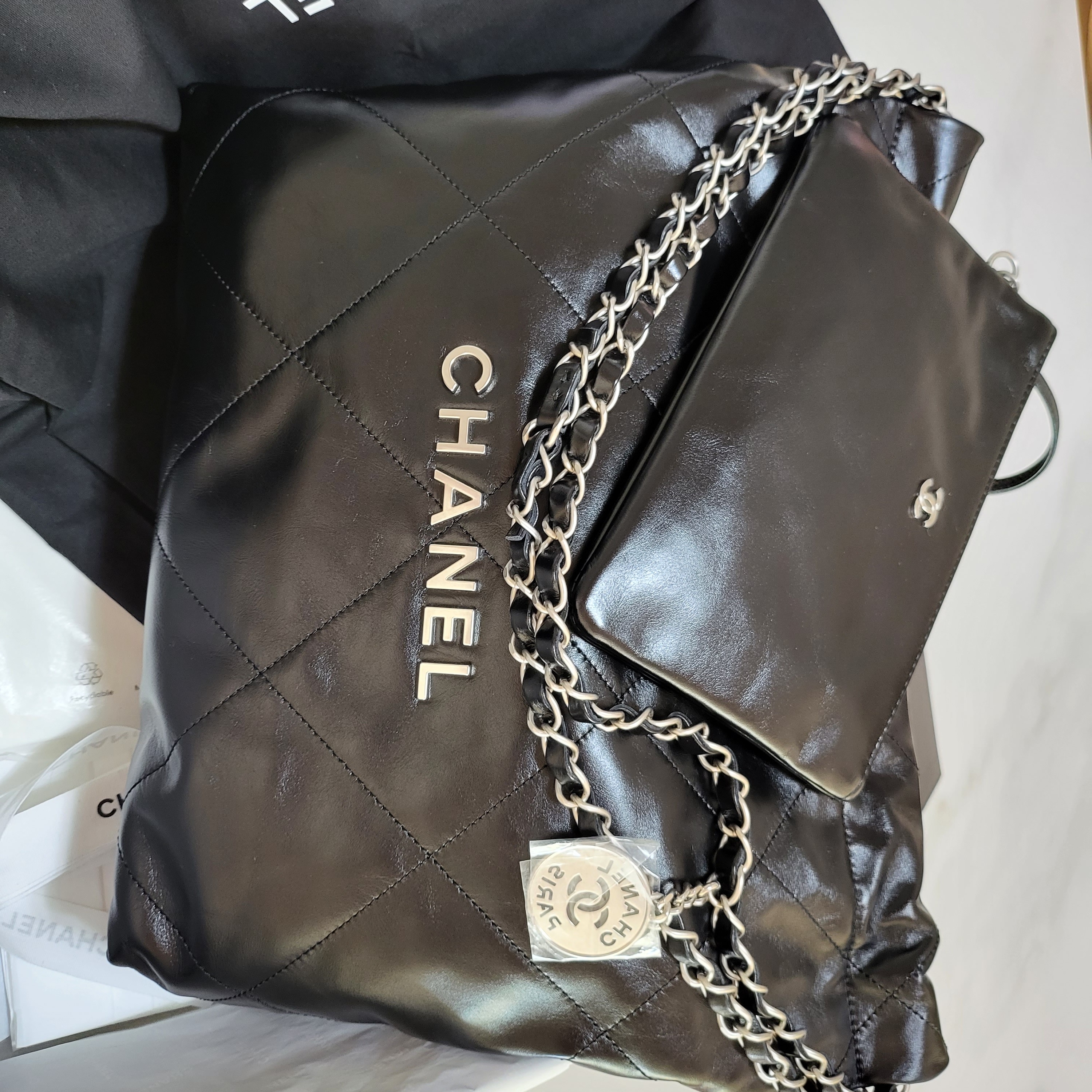 Chanel 22 Small Handbag Shiny Calfskin & Silver Black 착용 스타일
