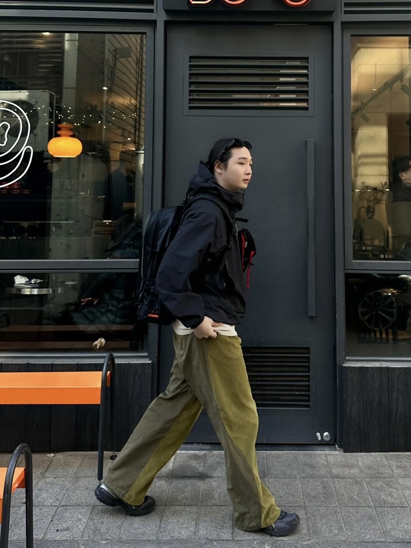 Asics UB2-S Gel-1130 Asphalt Pure Silver, Arc'teryx Beta SL Hybrid Jacket Black 착용 스타일 - 4