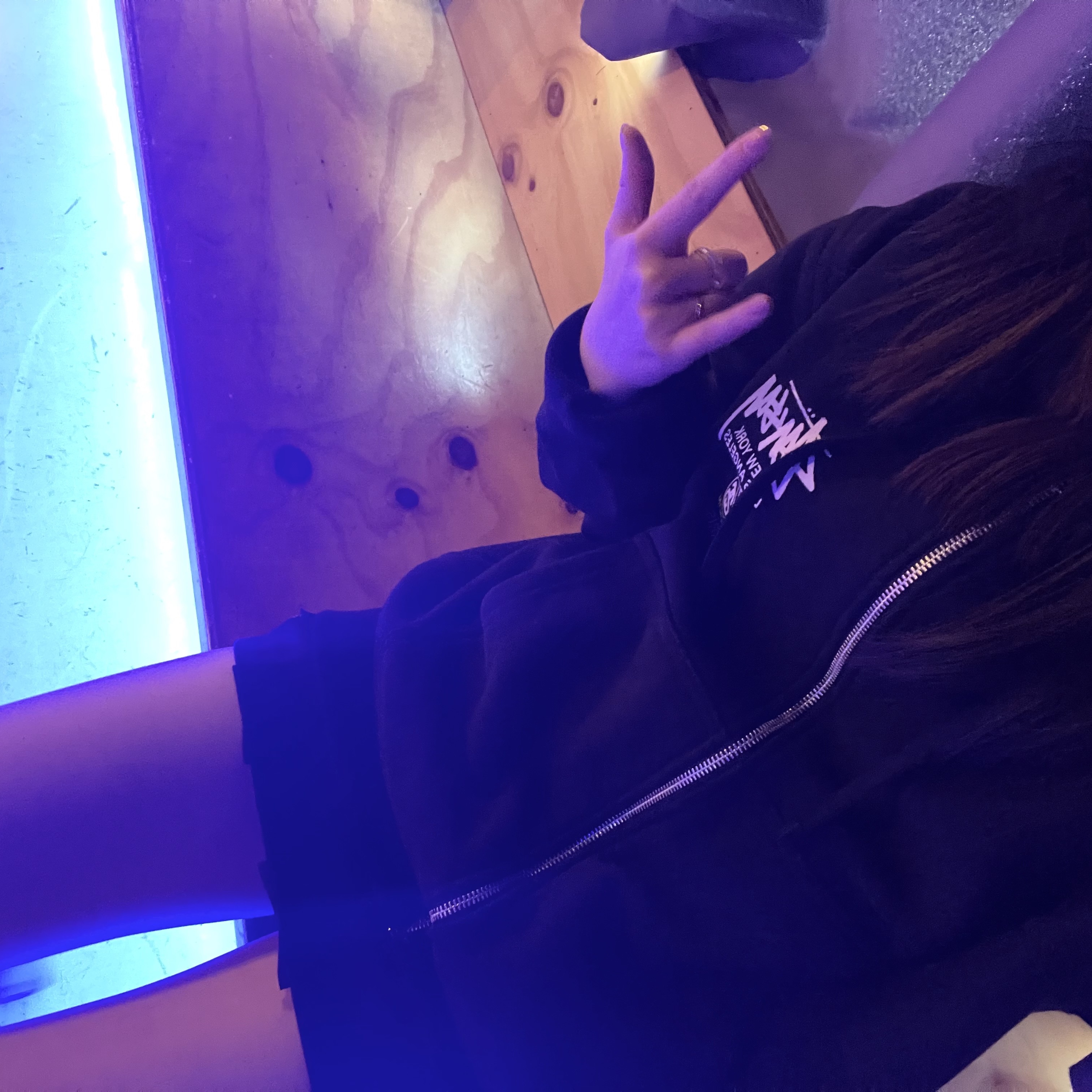 Stussy World Tour Hoodie Black 2022, Stussy Basic Stussy T-Shirt White 2022 착용 스타일 - 3