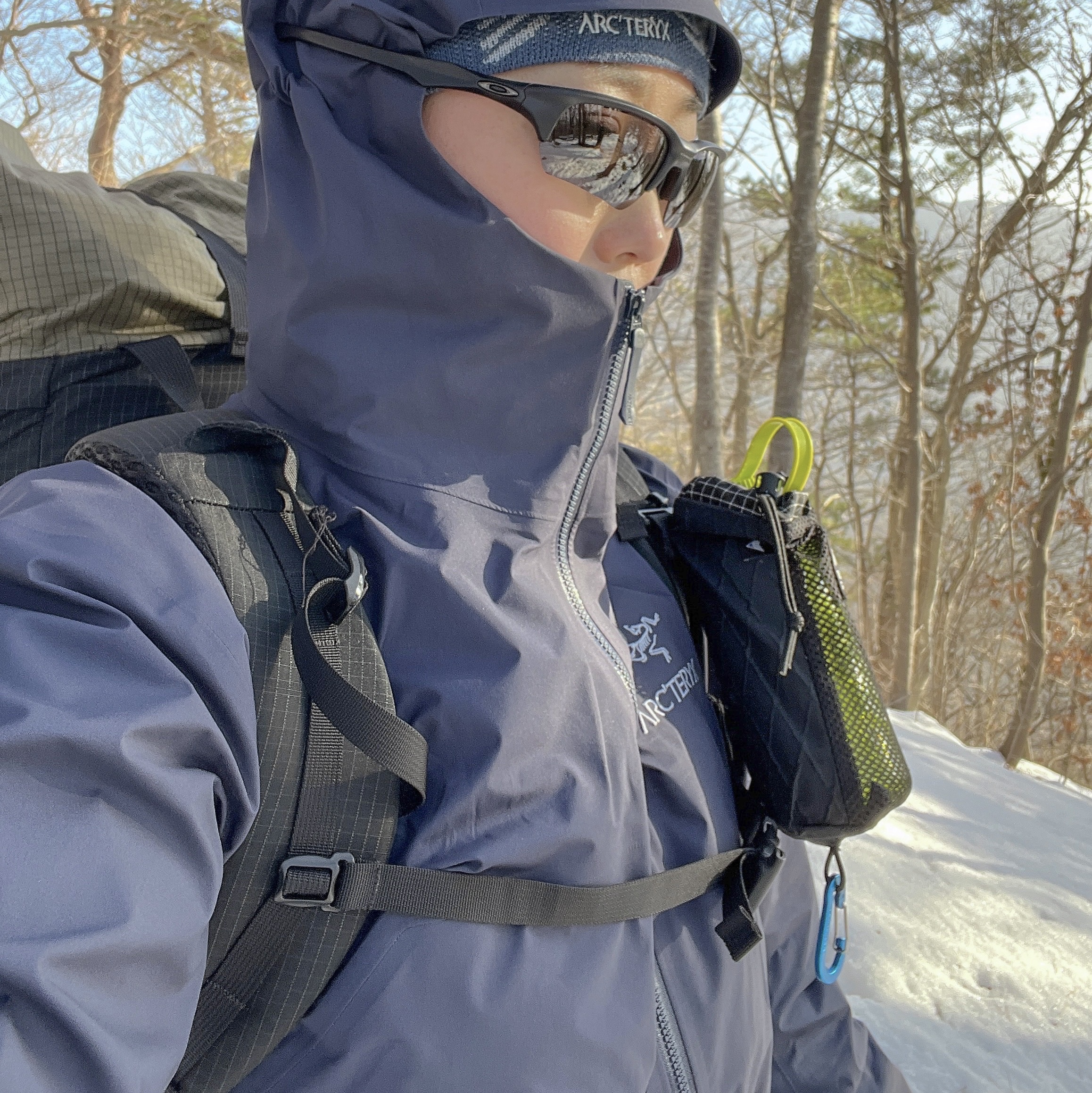 Arc'teryx Beta Jacket Black Sapphire, Arc'teryx Grotto Toque Habitat White Light 착용 스타일 - 4