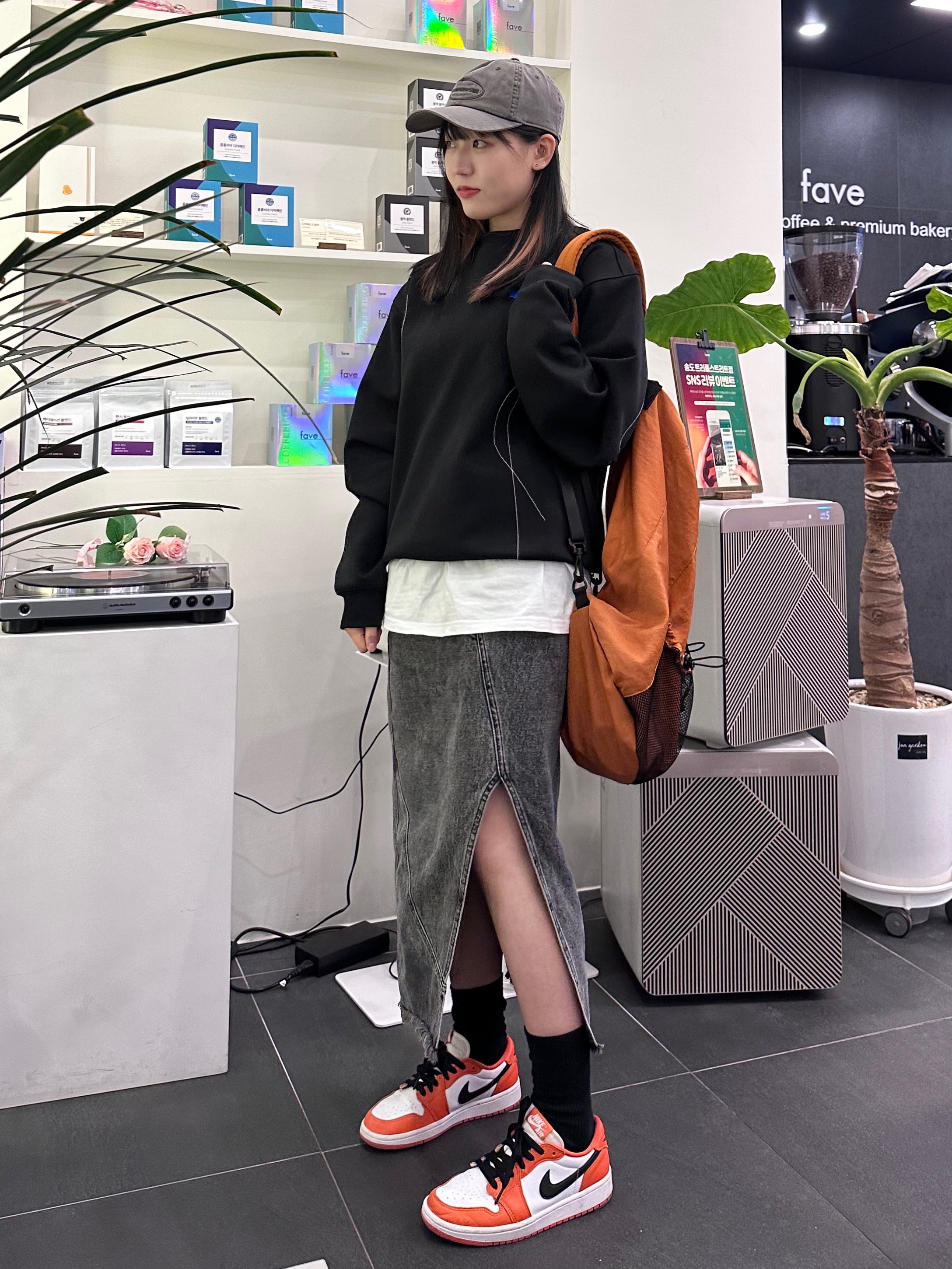Ader Error TRS Sweatshirt Sky Blue, Jordan 1 Low OG Starfish 착용 스타일 - 1