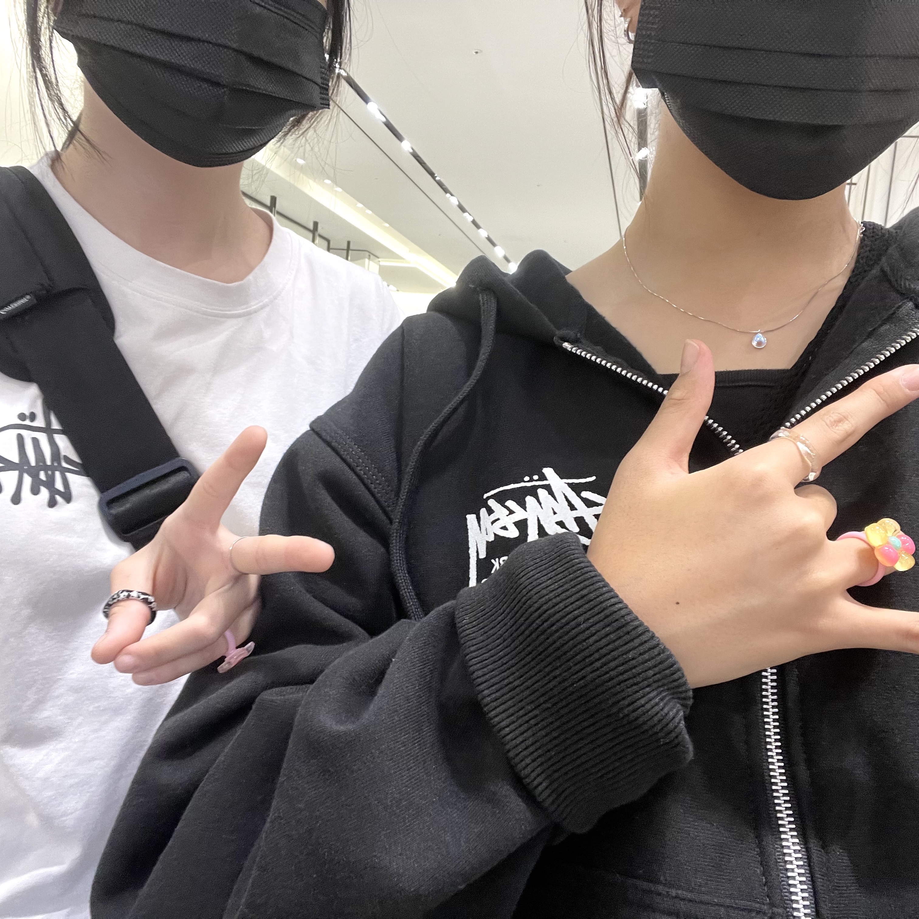 Stussy World Tour Hoodie Black 2022, Stussy Basic Stussy T-Shirt White 2022 착용 스타일 - 5