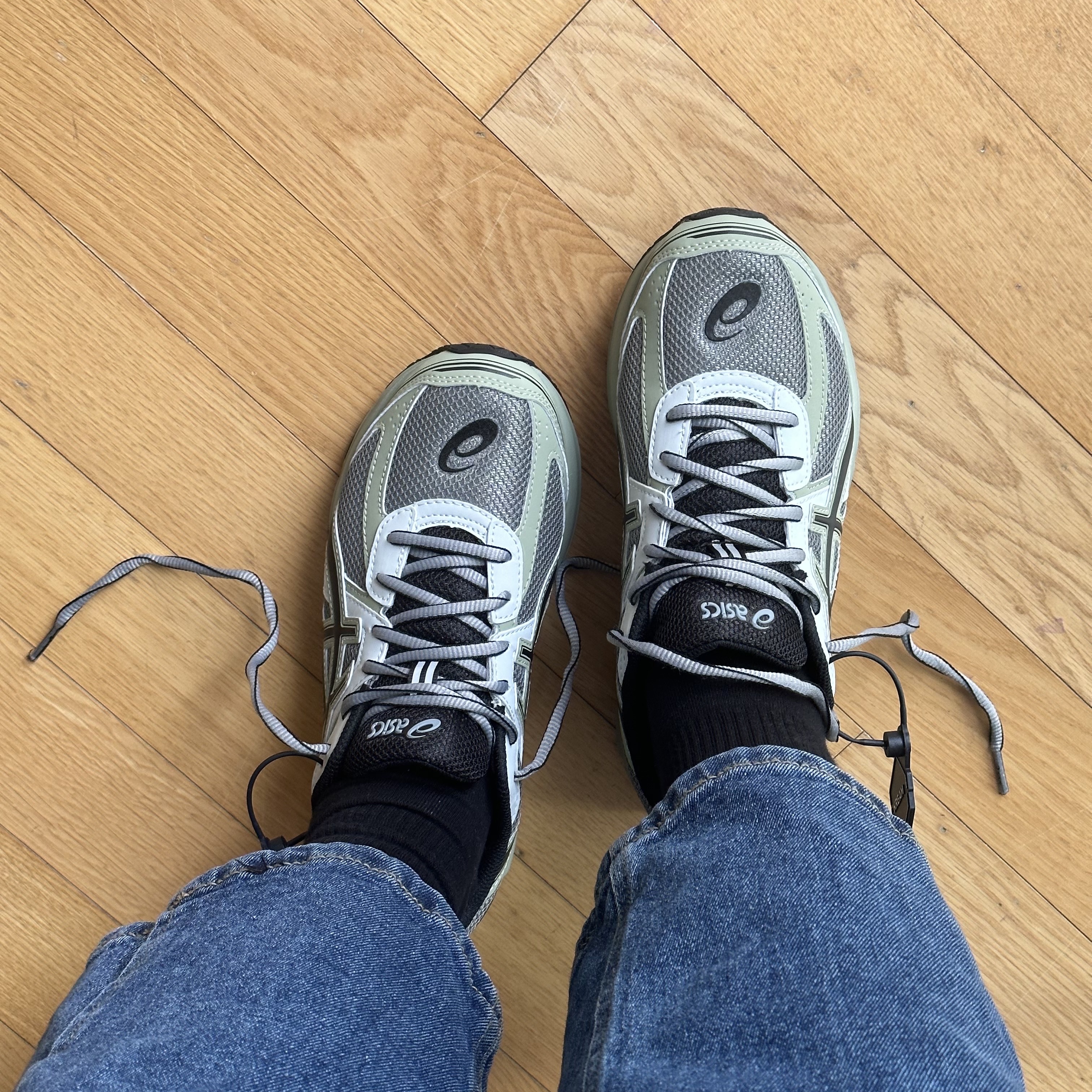 Asics Jog 100 S Sheet Rock - 2E Wide 착용 스타일