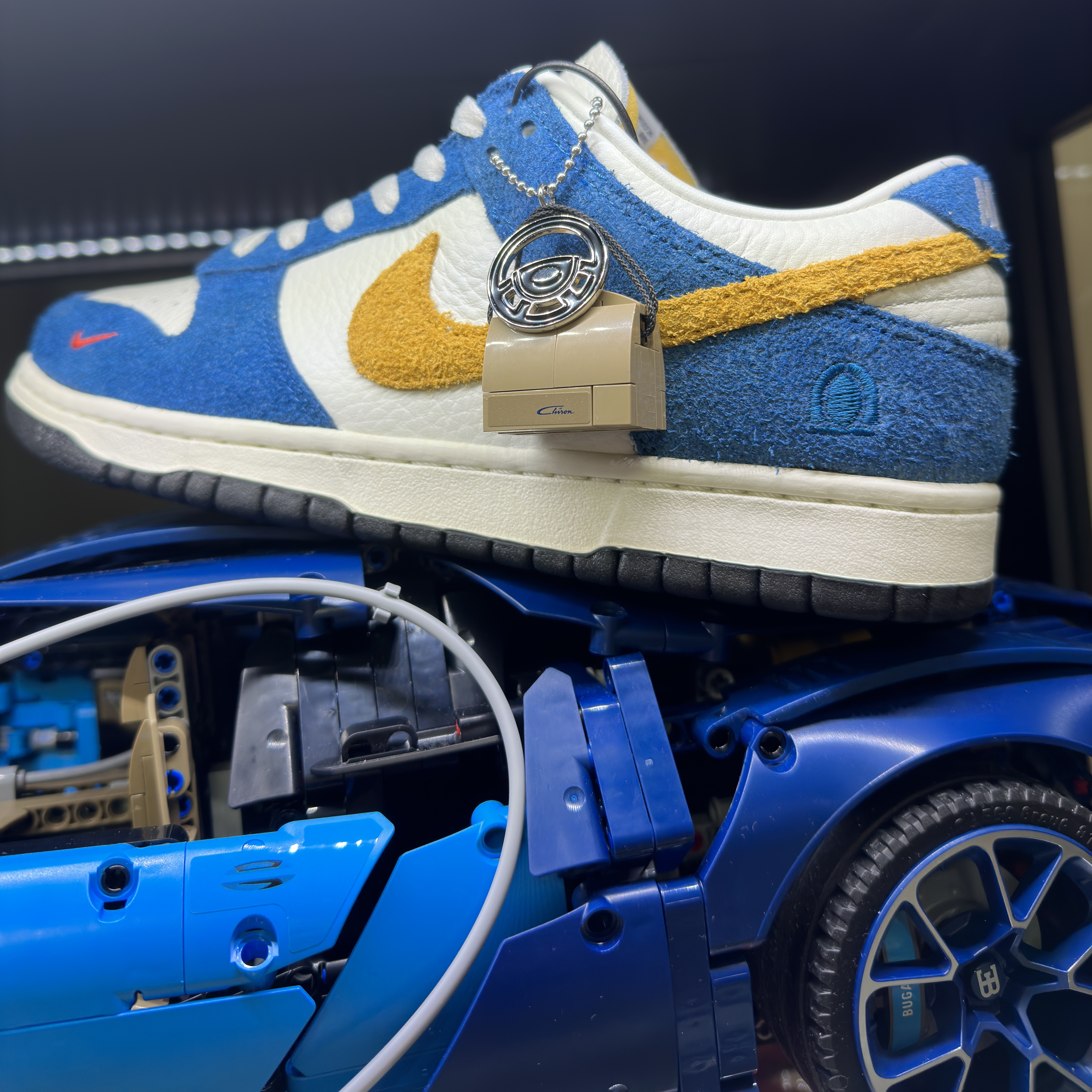 Nike x Kasina Dunk Low 80's Bus, Lego Bugatti Chiron 착용 스타일