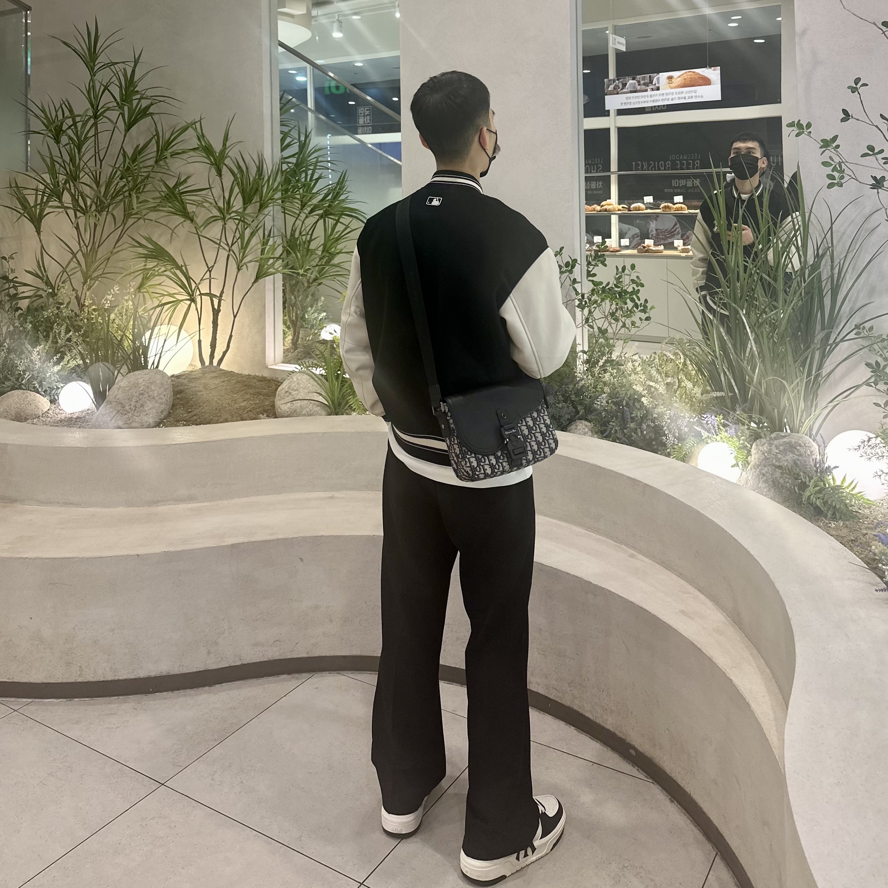 Dior Small Strap Saddle Bag Black Grained Calfskin Beige & Black Dior Oblique Jacquard 착용 스타일 - 1
